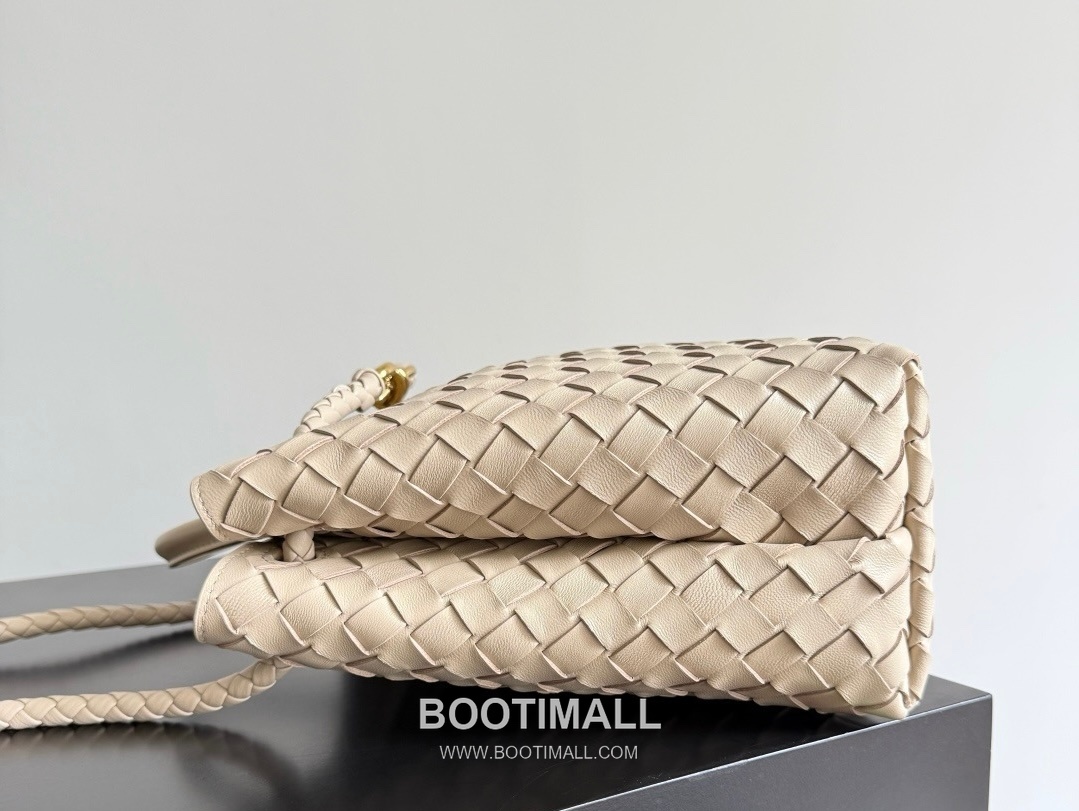 Bottega Veneta Andiamo Lambskin Leather Black Adjustable Strap Shoulder Bag 보테가베네타 안디아모 램스킨 레더 블랙 조절형 스트랩 숄더백 20192180 32cm 3