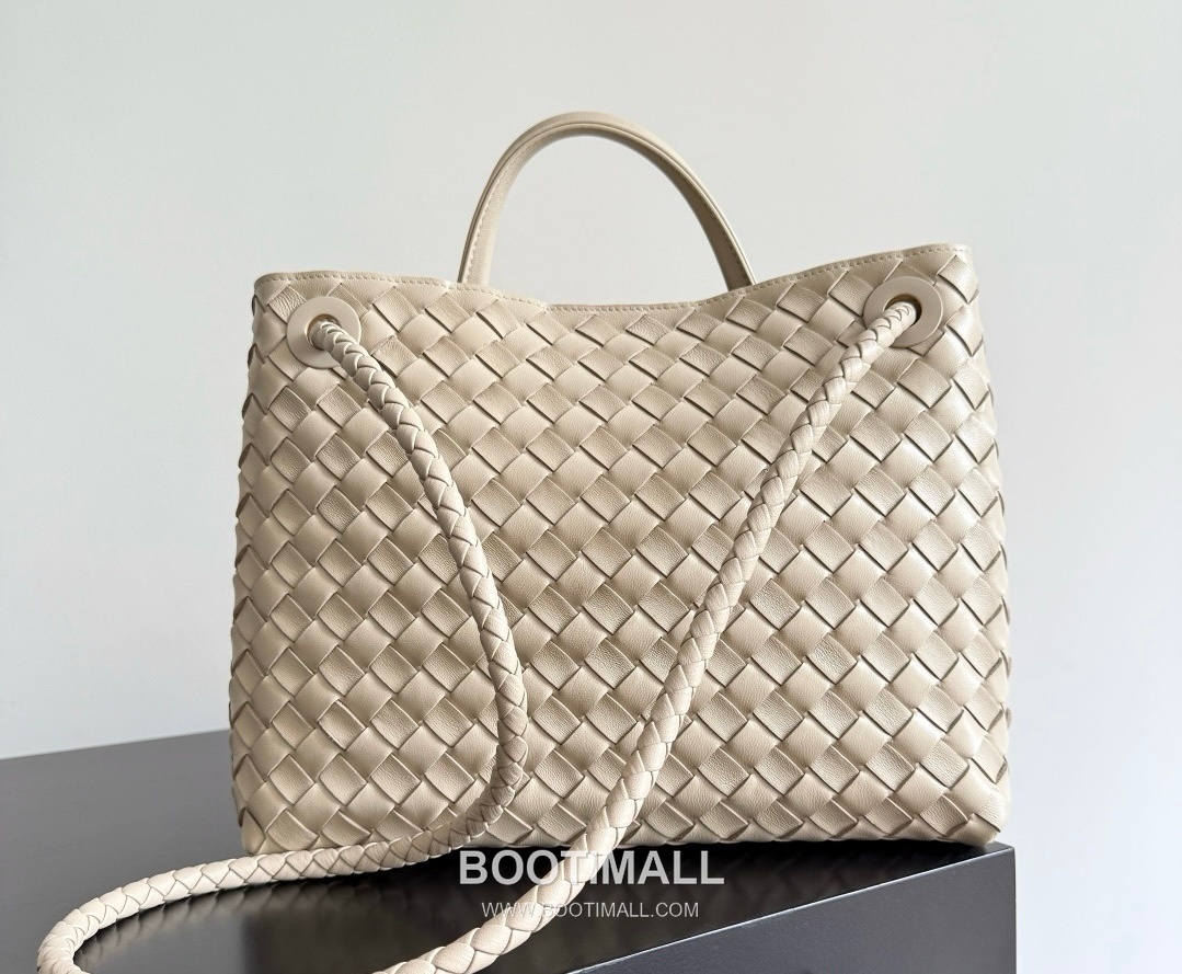 Bottega Veneta Andiamo Lambskin Leather Black Adjustable Strap Shoulder Bag 보테가베네타 안디아모 램스킨 레더 블랙 조절형 스트랩 숄더백 20192180 32cm 4