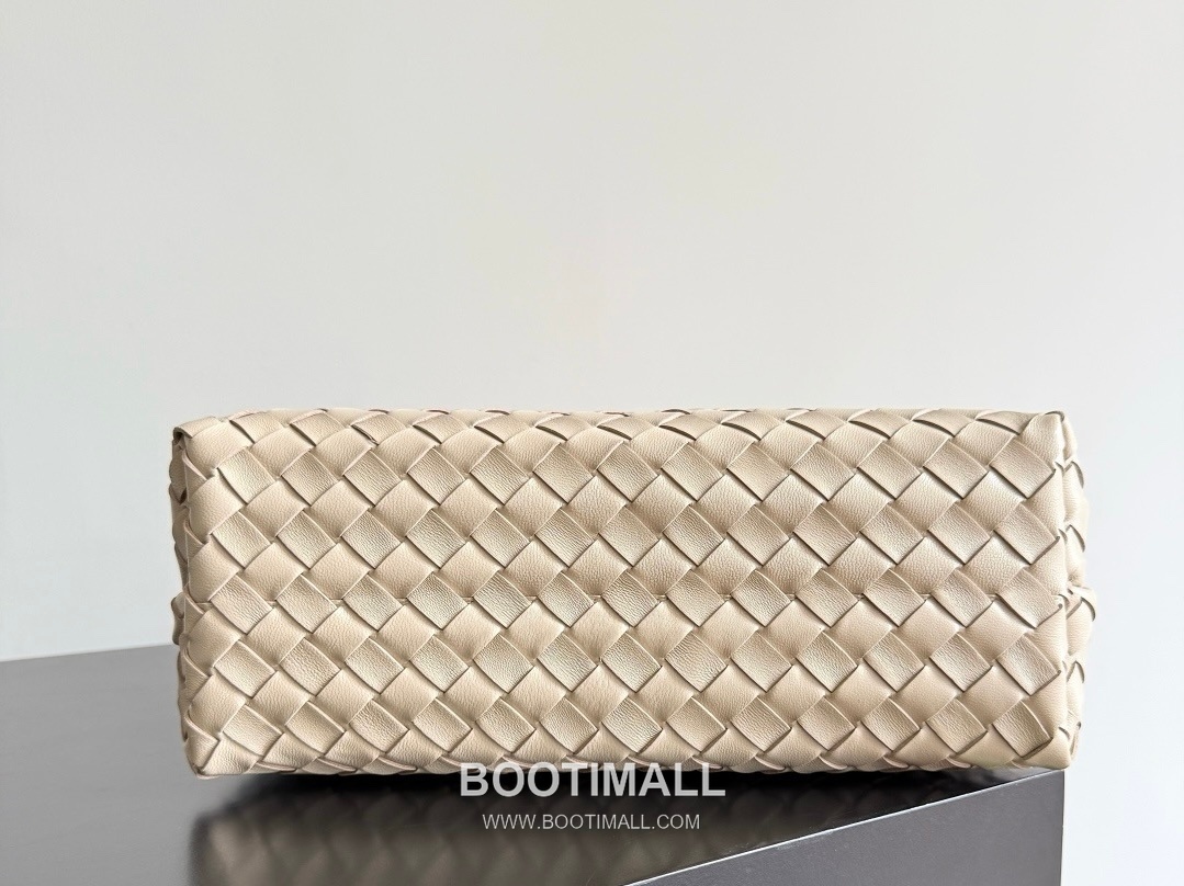 Bottega Veneta Andiamo Lambskin Leather Black Adjustable Strap Shoulder Bag 보테가베네타 안디아모 램스킨 레더 블랙 조절형 스트랩 숄더백 20192180 32cm 6