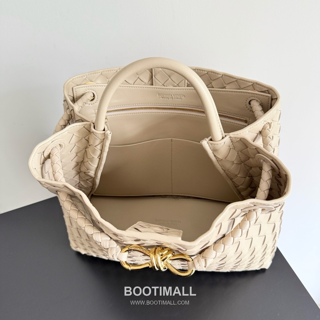 Bottega Veneta Andiamo Lambskin Leather Black Adjustable Strap Shoulder Bag 보테가베네타 안디아모 램스킨 레더 블랙 조절형 스트랩 숄더백 20192180 32cm 10