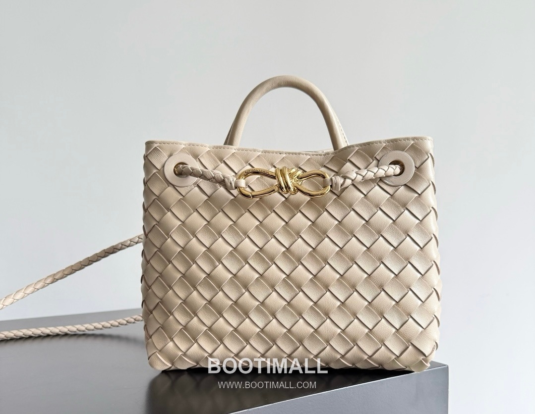 Bottega Veneta Andiamo Lambskin Leather Black Bow Hardware Top Handle Shoulder Bag 보테가베네타 안디아모 램스킨 레더 블랙 보우 하드웨어 탑핸들 숄더백 20191580 25cm 2