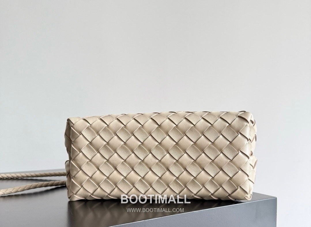 Bottega Veneta Andiamo Lambskin Leather Black Bow Hardware Top Handle Shoulder Bag 보테가베네타 안디아모 램스킨 레더 블랙 보우 하드웨어 탑핸들 숄더백 20191580 25cm 3