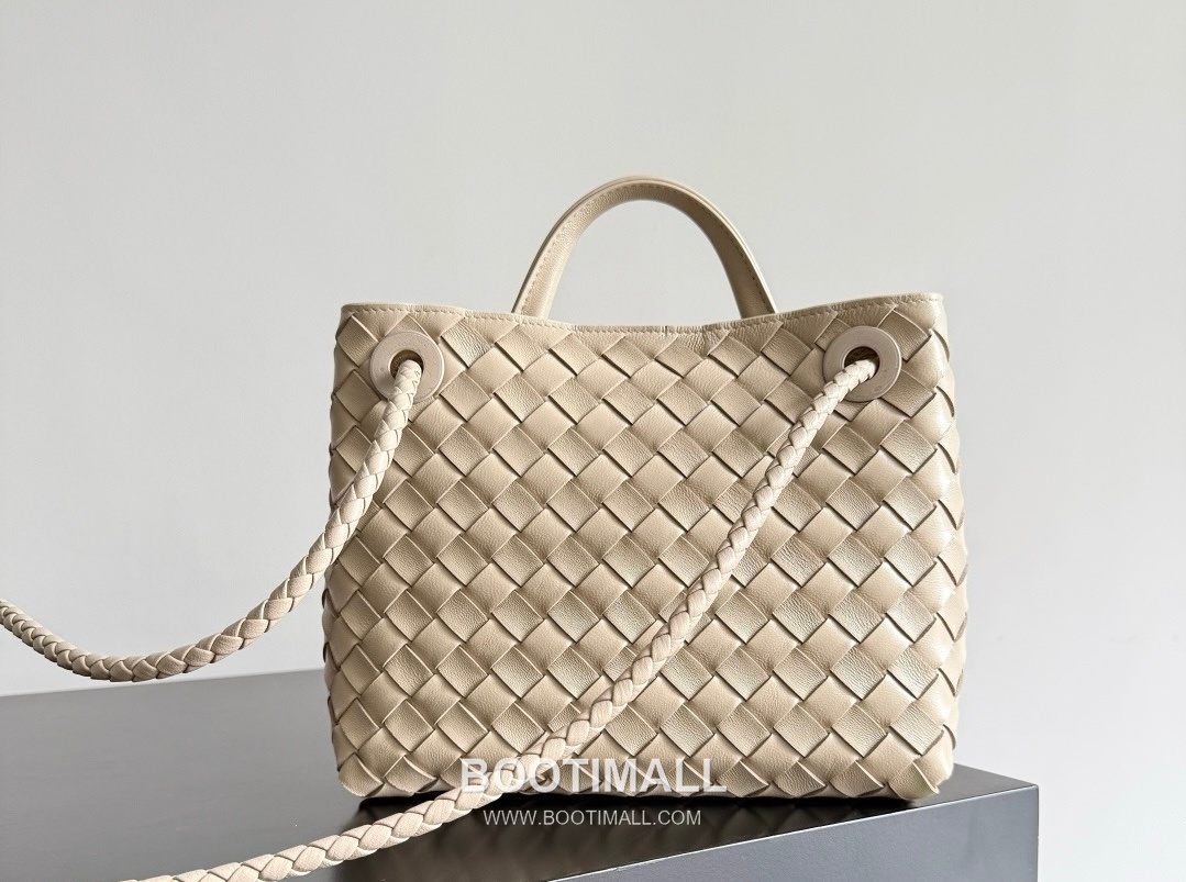 Bottega Veneta Andiamo Lambskin Leather Black Bow Hardware Top Handle Shoulder Bag 보테가베네타 안디아모 램스킨 레더 블랙 보우 하드웨어 탑핸들 숄더백 20191580 25cm 4