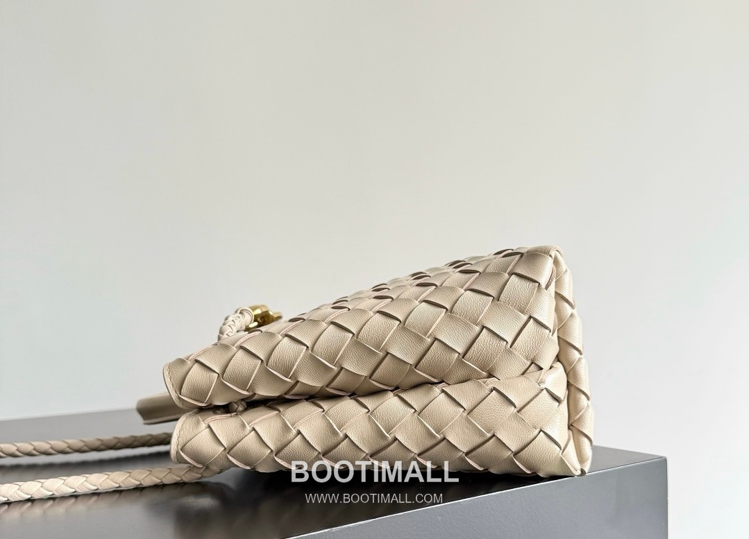 Bottega Veneta Andiamo Lambskin Leather Black Bow Hardware Top Handle Shoulder Bag 보테가베네타 안디아모 램스킨 레더 블랙 보우 하드웨어 탑핸들 숄더백 20191580 25cm 7