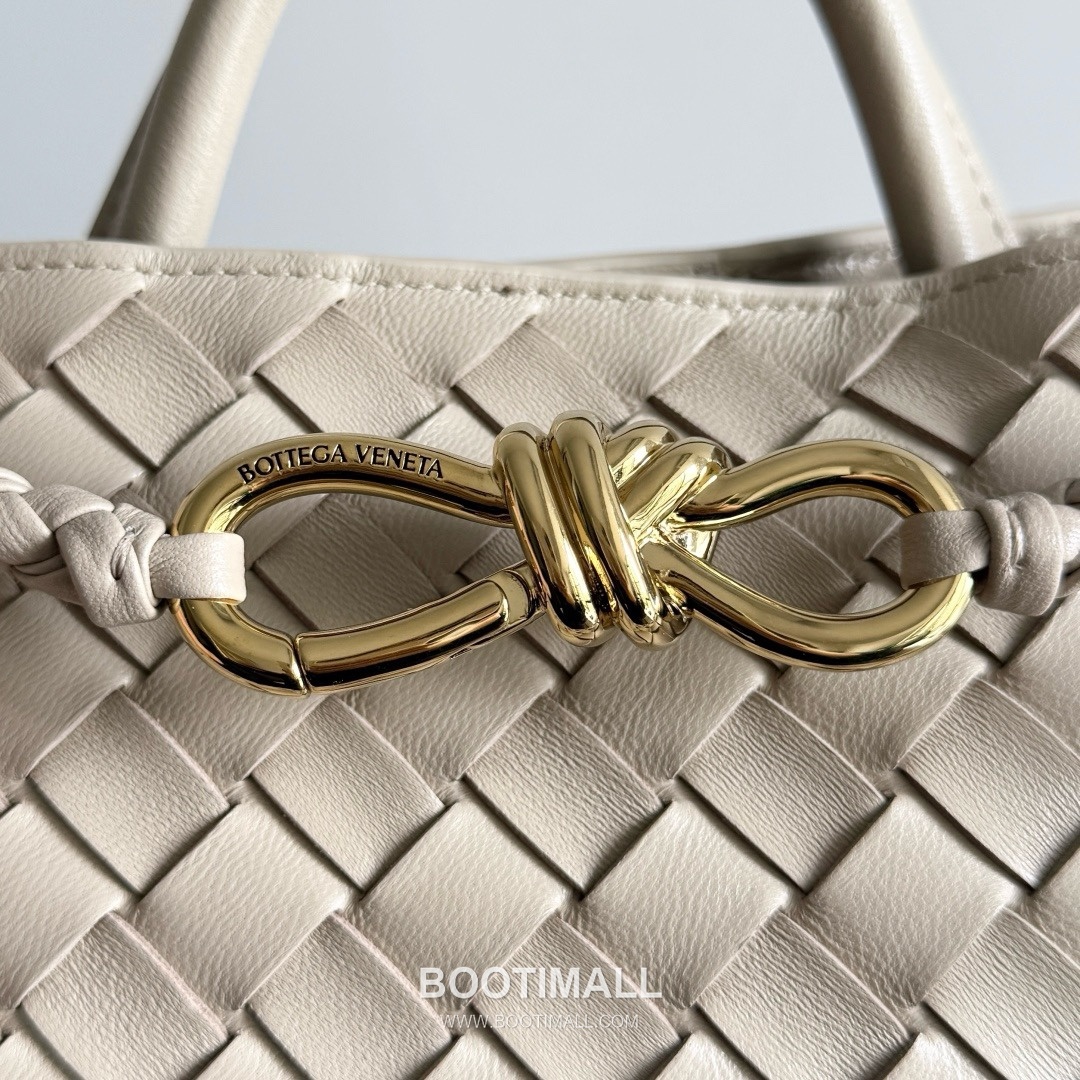 Bottega Veneta Andiamo Lambskin Leather Black Bow Hardware Top Handle Shoulder Bag 보테가베네타 안디아모 램스킨 레더 블랙 보우 하드웨어 탑핸들 숄더백 20191580 25cm 8