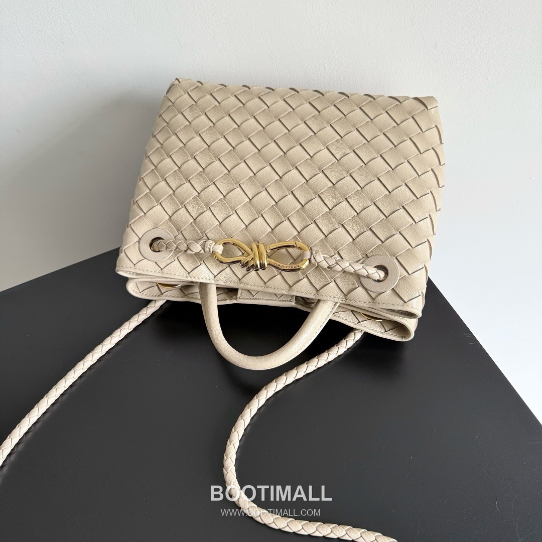 Bottega Veneta Andiamo Lambskin Leather Black Bow Hardware Top Handle Shoulder Bag 보테가베네타 안디아모 램스킨 레더 블랙 보우 하드웨어 탑핸들 숄더백 20191580 25cm 9
