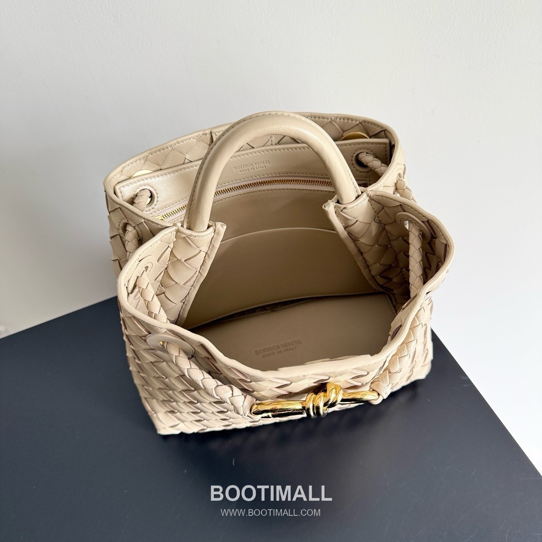 Bottega Veneta Andiamo Lambskin Leather Black Bow Hardware Top Handle Shoulder Bag 보테가베네타 안디아모 램스킨 레더 블랙 보우 하드웨어 탑핸들 숄더백 20191580 25cm 10