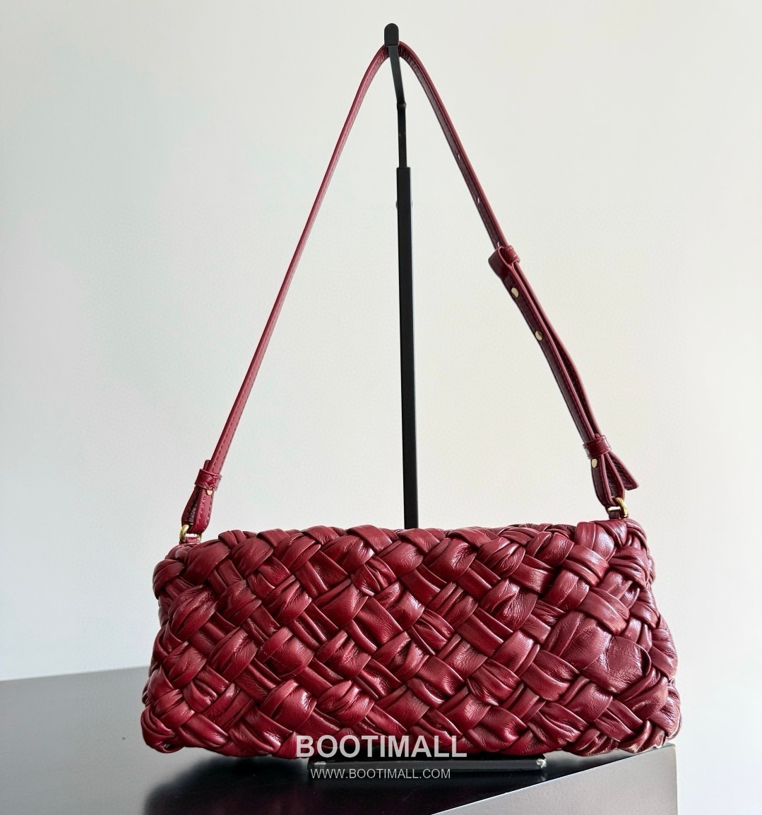 Bottega Veneta Kalimero Foulard Intrecciato Calfskin Leather Black Shoulder Bag 보테가베네타 칼리메로 풀라드 인트레치아토 카프스킨 레더 블랙 숄더백 20191880 25cm 1