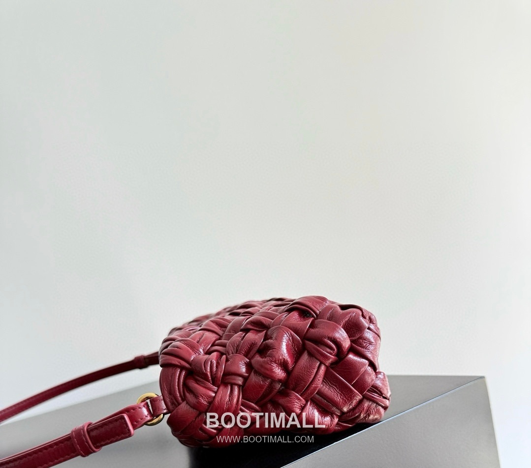 Bottega Veneta Kalimero Foulard Intrecciato Calfskin Leather Black Shoulder Bag 보테가베네타 칼리메로 풀라드 인트레치아토 카프스킨 레더 블랙 숄더백 20191880 25cm 2