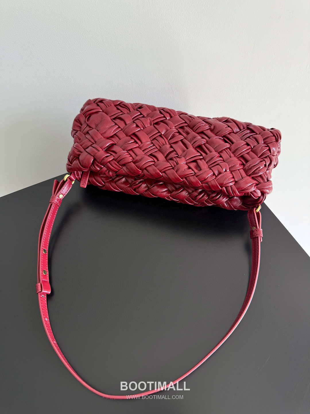 Bottega Veneta Kalimero Foulard Intrecciato Calfskin Leather Black Shoulder Bag 보테가베네타 칼리메로 풀라드 인트레치아토 카프스킨 레더 블랙 숄더백 20191880 25cm 4