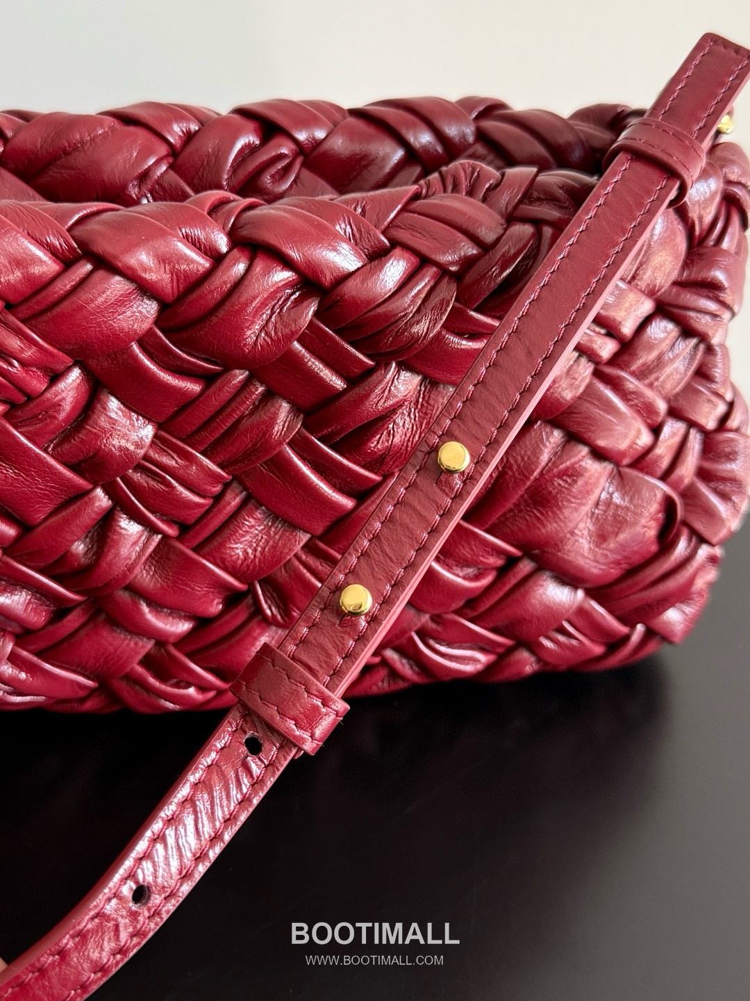 Bottega Veneta Kalimero Foulard Intrecciato Calfskin Leather Black Shoulder Bag 보테가베네타 칼리메로 풀라드 인트레치아토 카프스킨 레더 블랙 숄더백 20191880 25cm 5