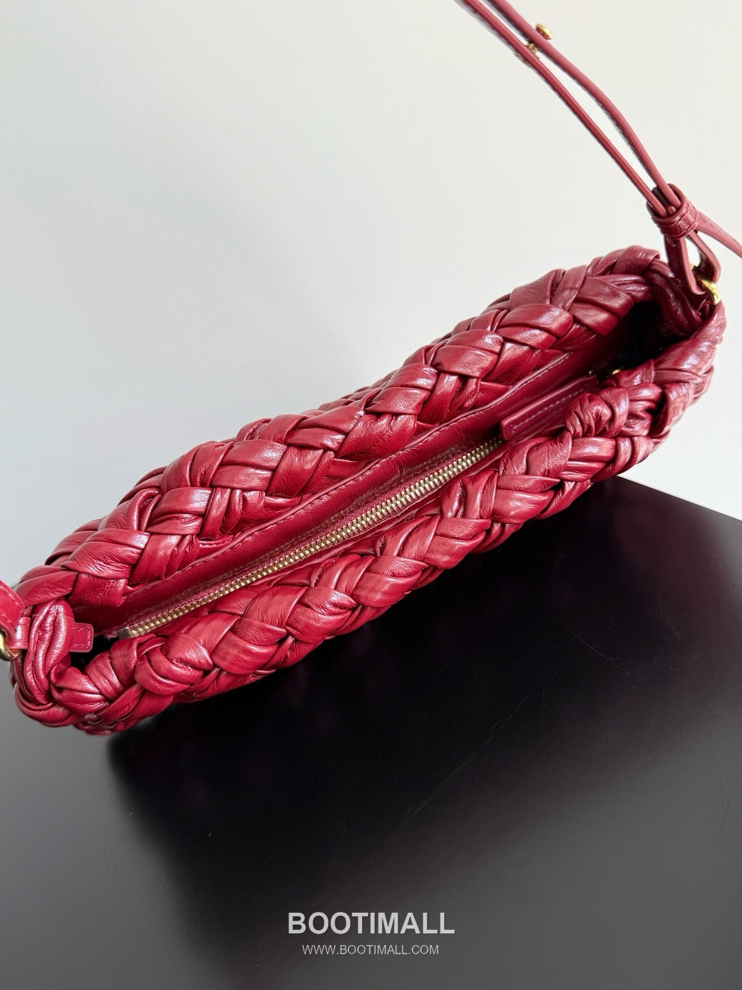 Bottega Veneta Kalimero Foulard Intrecciato Calfskin Leather Black Shoulder Bag 보테가베네타 칼리메로 풀라드 인트레치아토 카프스킨 레더 블랙 숄더백 20191880 25cm 6