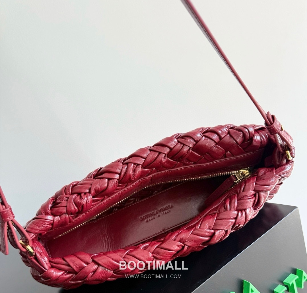 Bottega Veneta Kalimero Foulard Intrecciato Calfskin Leather Black Shoulder Bag 보테가베네타 칼리메로 풀라드 인트레치아토 카프스킨 레더 블랙 숄더백 20191880 25cm 9