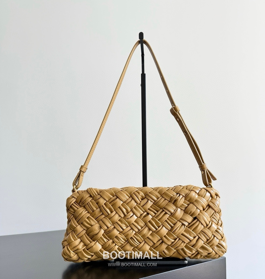 Bottega Veneta Kalimero Foulard Intrecciato Calfskin Leather Black Shoulder Bag 보테가베네타 칼리메로 풀라드 인트레치아토 카프스킨 레더 블랙 숄더백 20191880 25cm 1