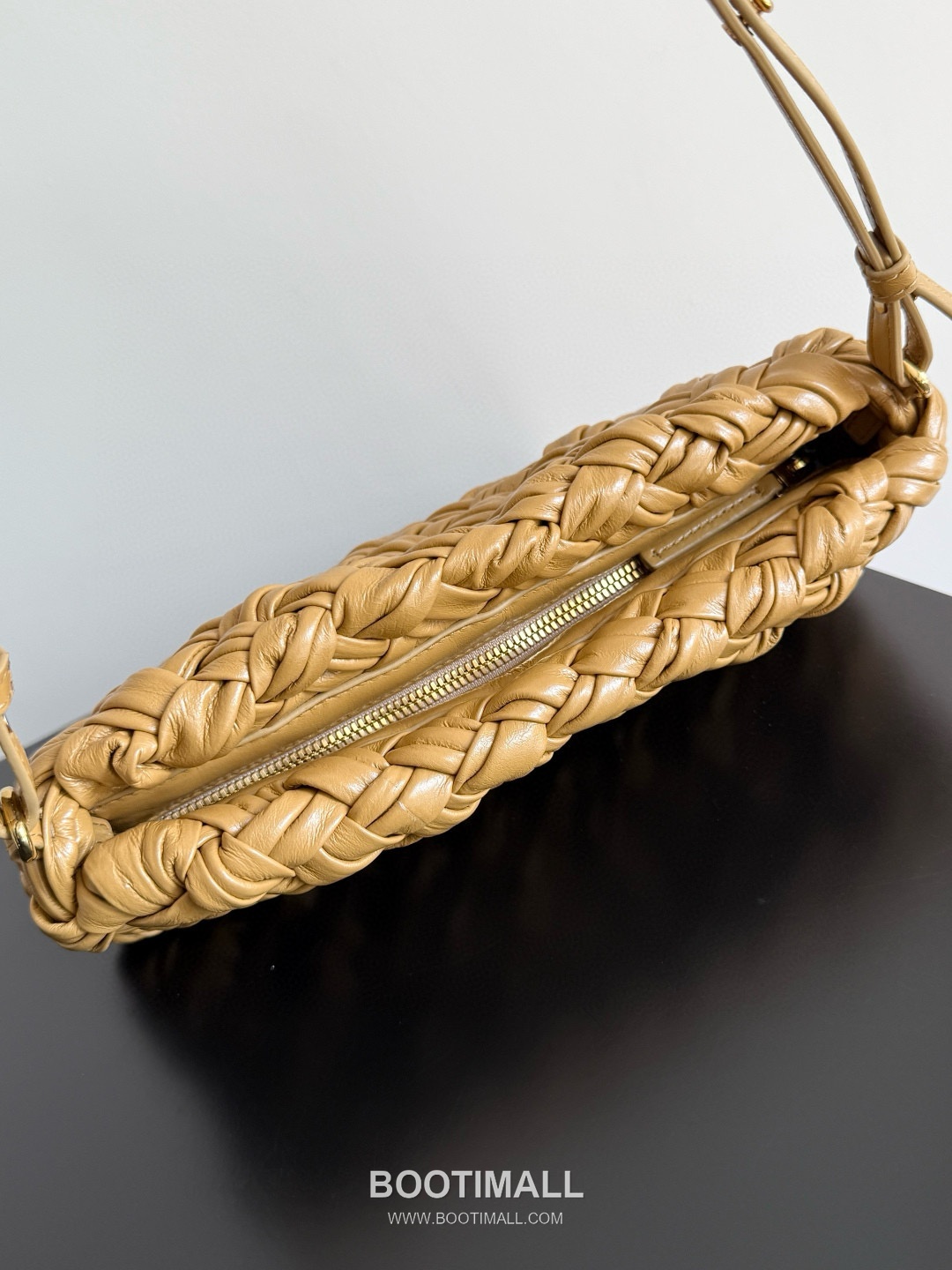 Bottega Veneta Kalimero Foulard Intrecciato Calfskin Leather Black Shoulder Bag 보테가베네타 칼리메로 풀라드 인트레치아토 카프스킨 레더 블랙 숄더백 20191880 25cm 2