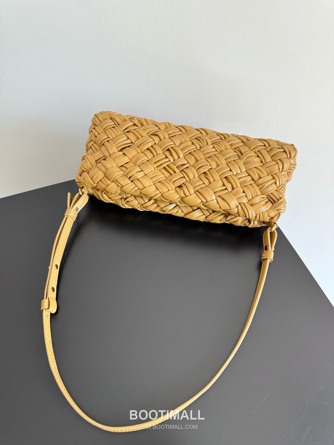 Bottega Veneta Kalimero Foulard Intrecciato Calfskin Leather Black Shoulder Bag 보테가베네타 칼리메로 풀라드 인트레치아토 카프스킨 레더 블랙 숄더백 20191880 25cm 4