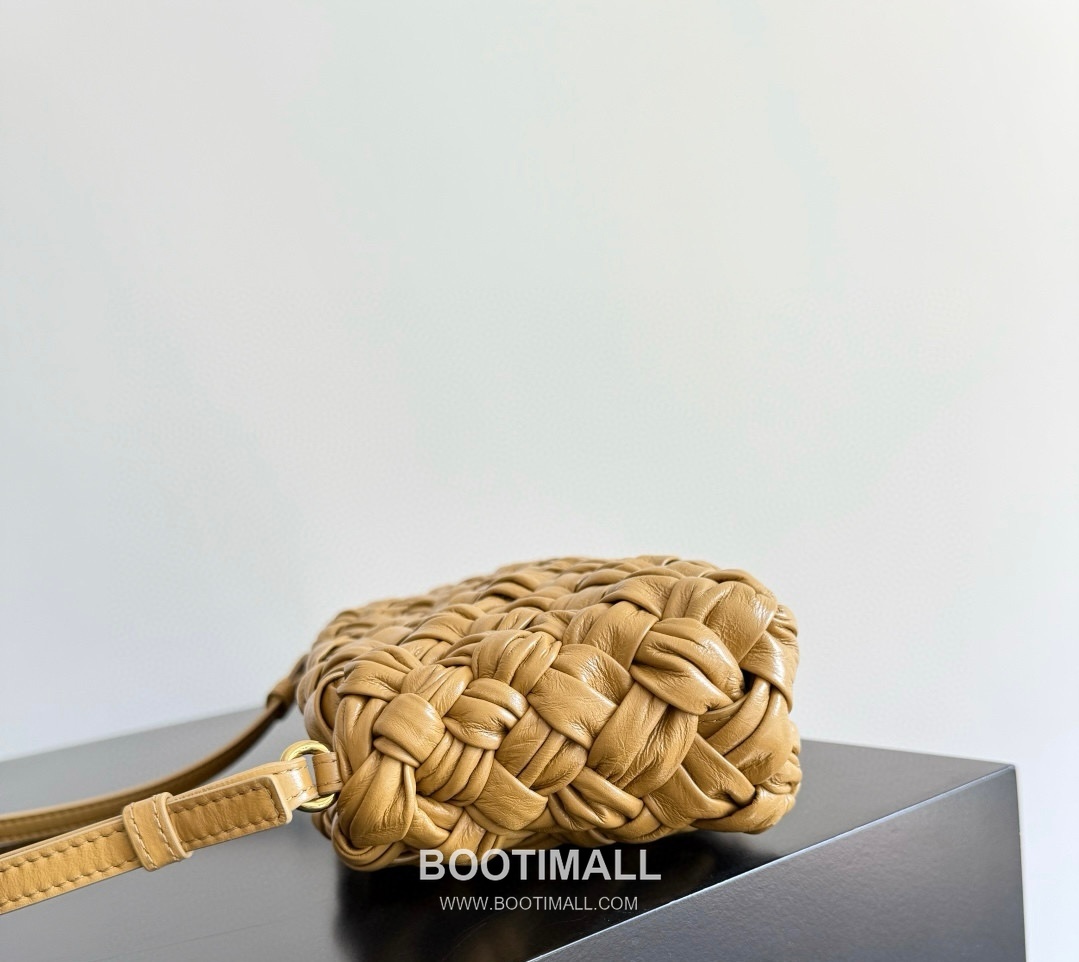 Bottega Veneta Kalimero Foulard Intrecciato Calfskin Leather Black Shoulder Bag 보테가베네타 칼리메로 풀라드 인트레치아토 카프스킨 레더 블랙 숄더백 20191880 25cm 6