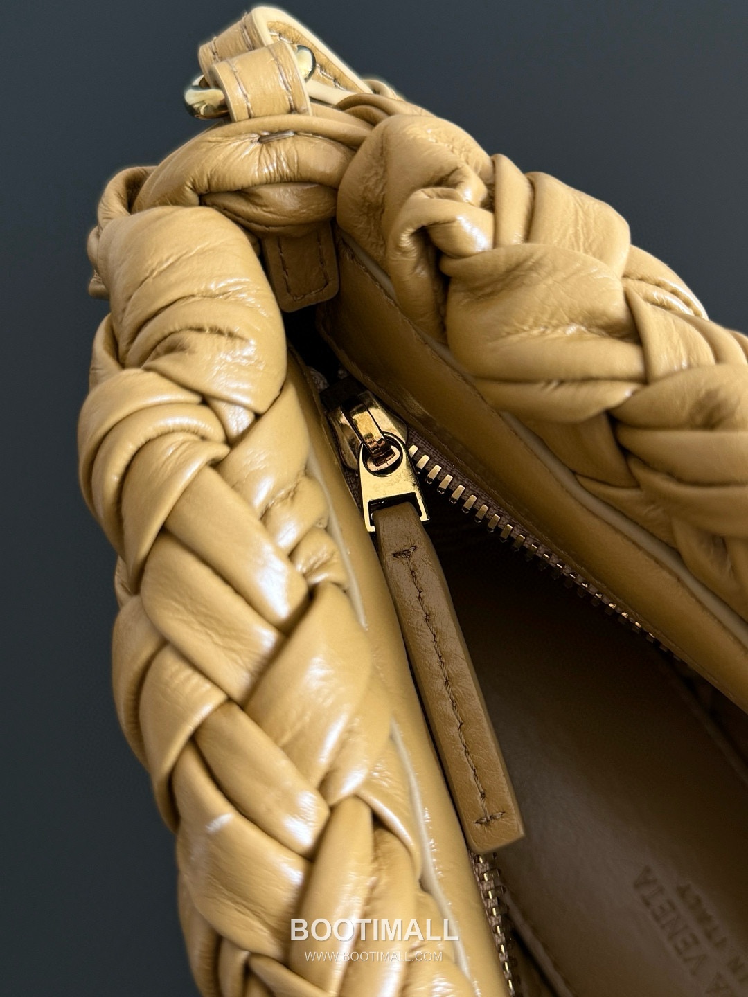 Bottega Veneta Kalimero Foulard Intrecciato Calfskin Leather Black Shoulder Bag 보테가베네타 칼리메로 풀라드 인트레치아토 카프스킨 레더 블랙 숄더백 20191880 25cm 7