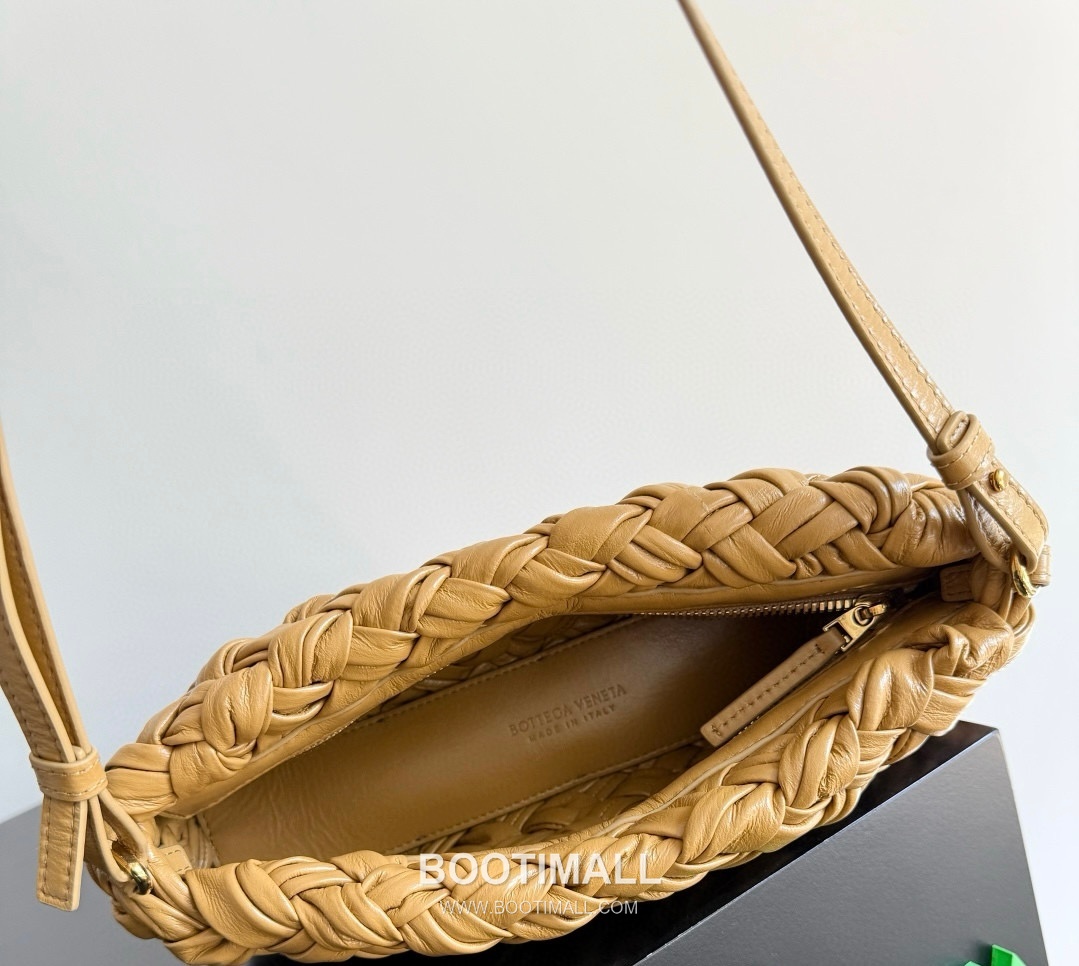 Bottega Veneta Kalimero Foulard Intrecciato Calfskin Leather Black Shoulder Bag 보테가베네타 칼리메로 풀라드 인트레치아토 카프스킨 레더 블랙 숄더백 20191880 25cm 9
