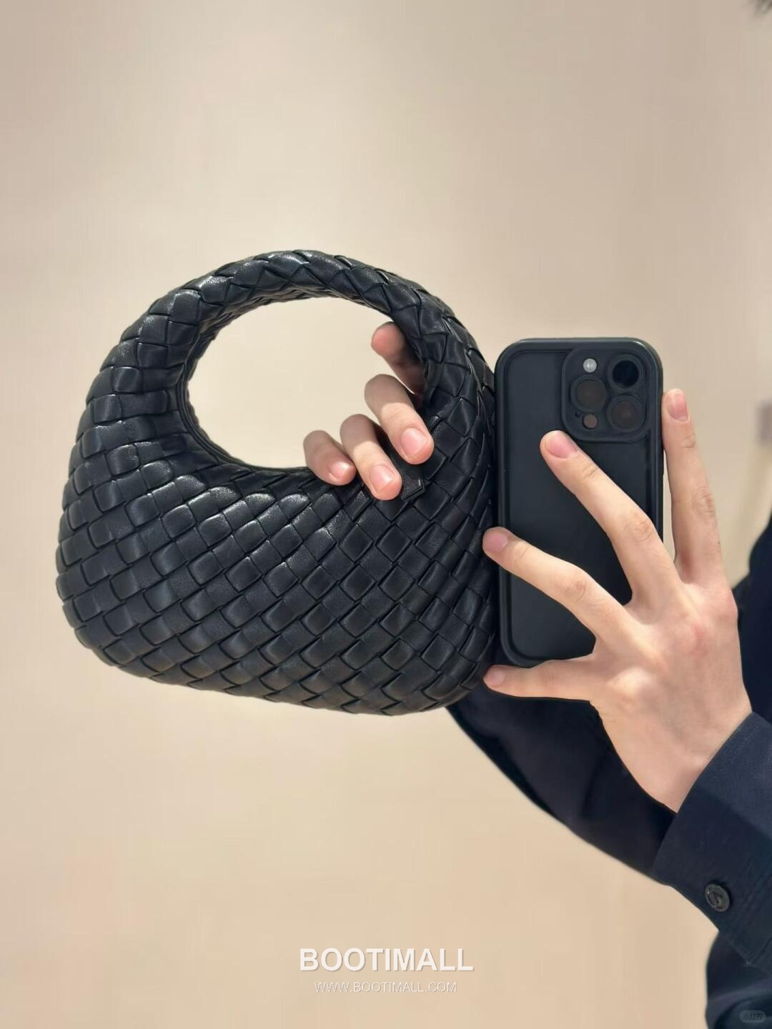 Bottega Veneta Baby Mini Nappa Supple Lambskin Leather Black Shoulder Bag 보테가베네타 베이비 미니 나파 서플 램스킨 레더 블랙 숄더백 20108019 26cm 1