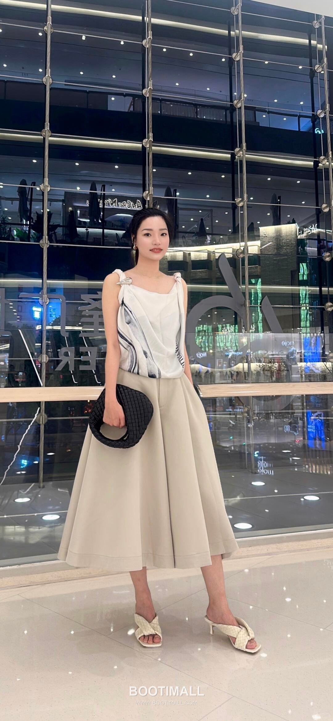 Bottega Veneta Baby Mini Nappa Supple Lambskin Leather Black Shoulder Bag 보테가베네타 베이비 미니 나파 서플 램스킨 레더 블랙 숄더백 20108019 26cm 4