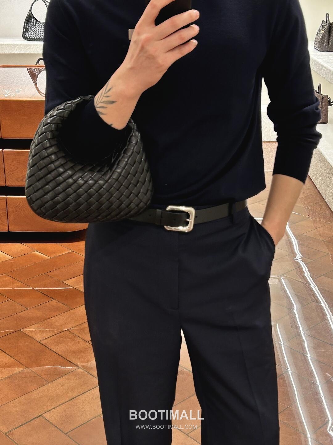 Bottega Veneta Baby Mini Nappa Supple Lambskin Leather Black Shoulder Bag 보테가베네타 베이비 미니 나파 서플 램스킨 레더 블랙 숄더백 20108019 26cm 6