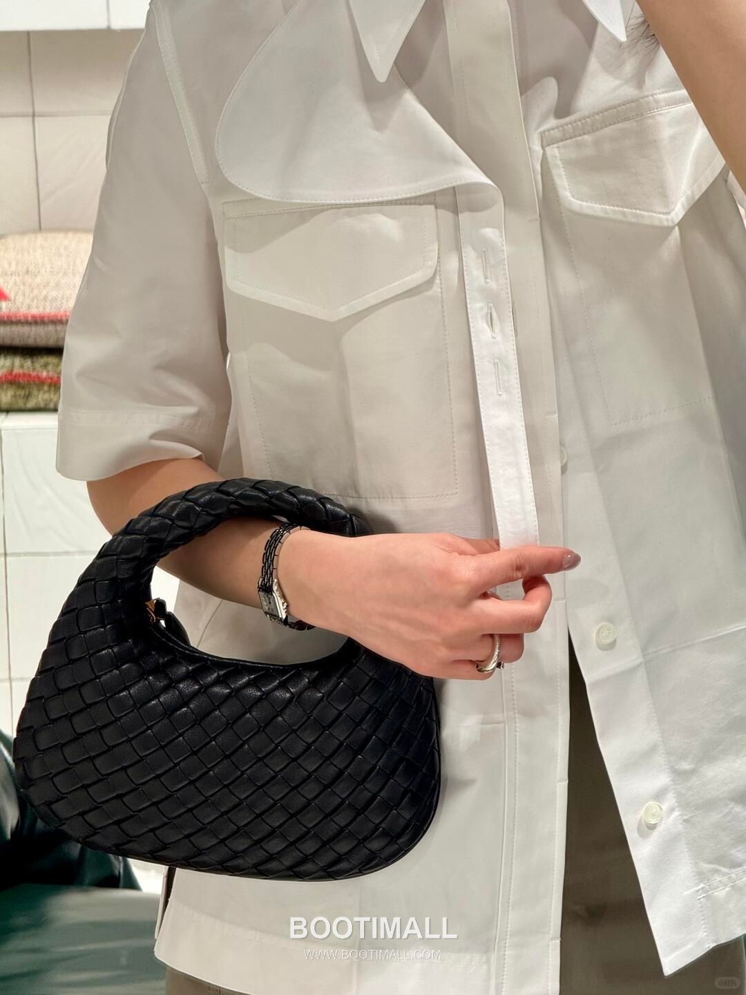 Bottega Veneta Baby Mini Nappa Supple Lambskin Leather Black Shoulder Bag 보테가베네타 베이비 미니 나파 서플 램스킨 레더 블랙 숄더백 20108019 26cm 8