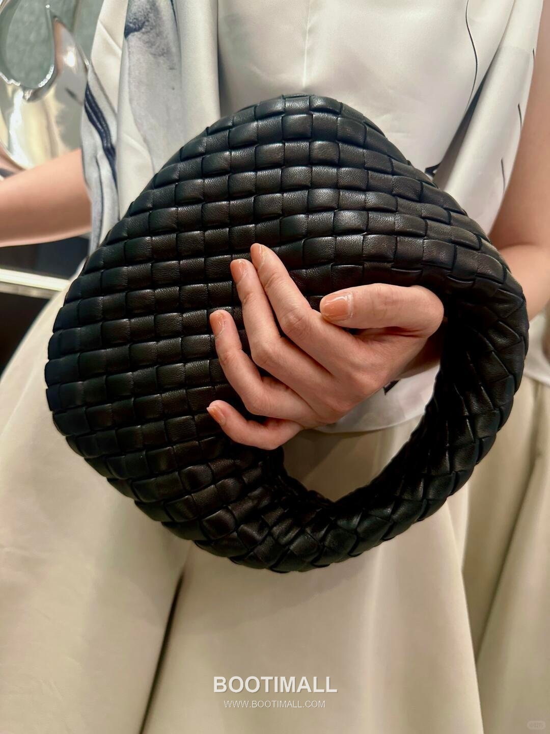 Bottega Veneta Baby Mini Nappa Supple Lambskin Leather Black Shoulder Bag 보테가베네타 베이비 미니 나파 서플 램스킨 레더 블랙 숄더백 20108019 26cm 9