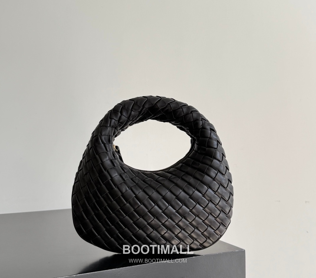 Bottega Veneta Baby Mini Nappa Supple Lambskin Leather Black Shoulder Bag 보테가베네타 베이비 미니 나파 서플 램스킨 레더 블랙 숄더백 20108019 26cm 10