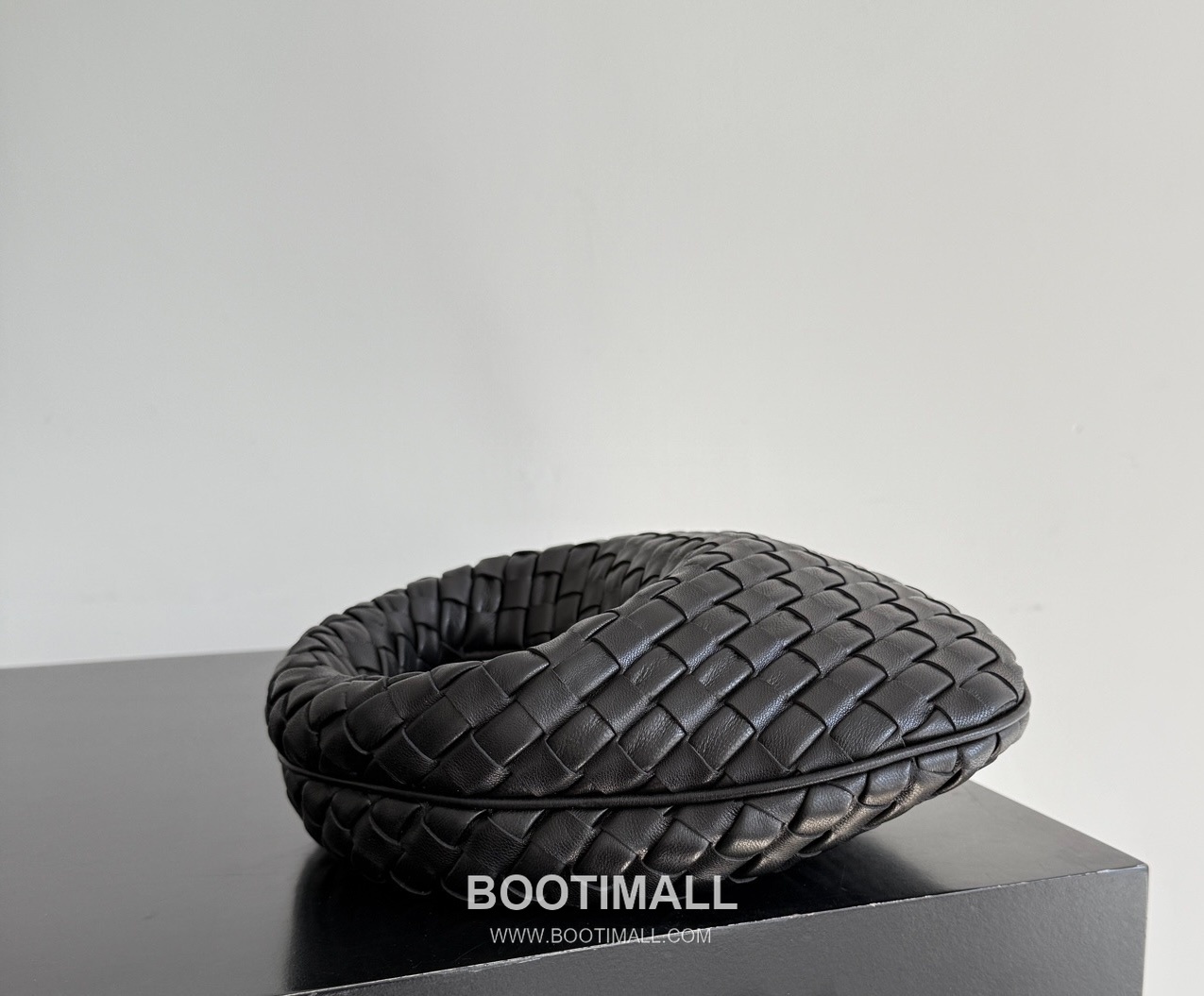 Bottega Veneta Baby Mini Nappa Supple Lambskin Leather Black Shoulder Bag 보테가베네타 베이비 미니 나파 서플 램스킨 레더 블랙 숄더백 20108019 26cm 11