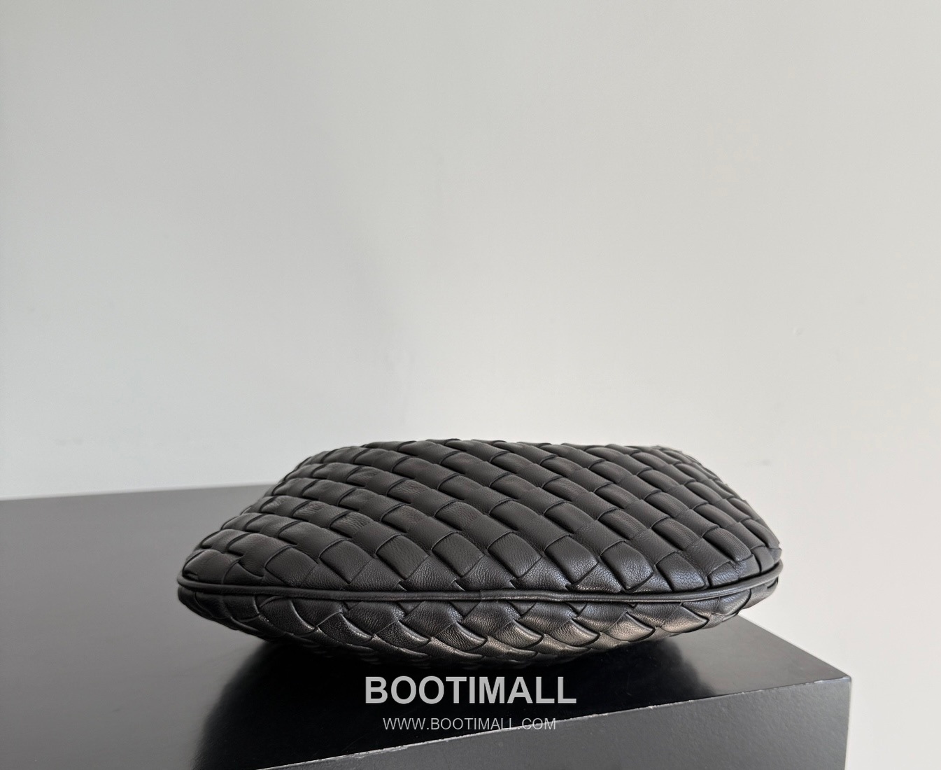 Bottega Veneta Baby Mini Nappa Supple Lambskin Leather Black Shoulder Bag 보테가베네타 베이비 미니 나파 서플 램스킨 레더 블랙 숄더백 20108019 26cm 12