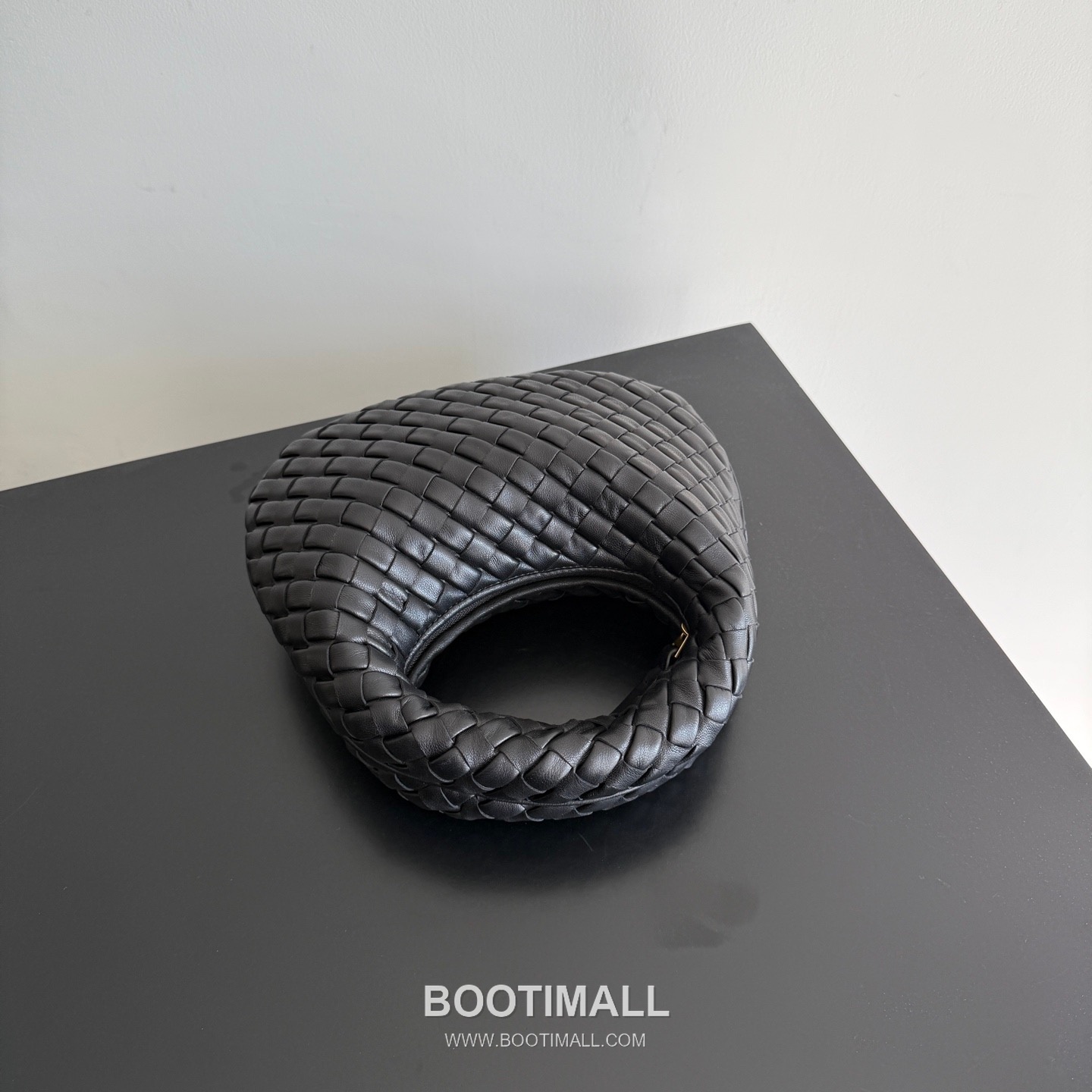 Bottega Veneta Baby Mini Nappa Supple Lambskin Leather Black Shoulder Bag 보테가베네타 베이비 미니 나파 서플 램스킨 레더 블랙 숄더백 20108019 26cm 13