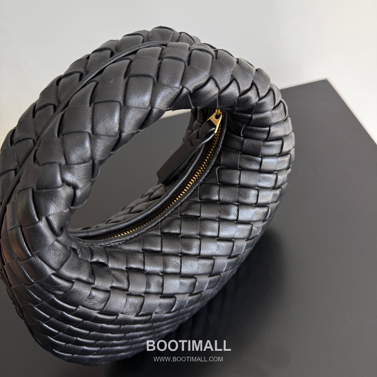 Bottega Veneta Baby Mini Nappa Supple Lambskin Leather Black Shoulder Bag 보테가베네타 베이비 미니 나파 서플 램스킨 레더 블랙 숄더백 20108019 26cm 14