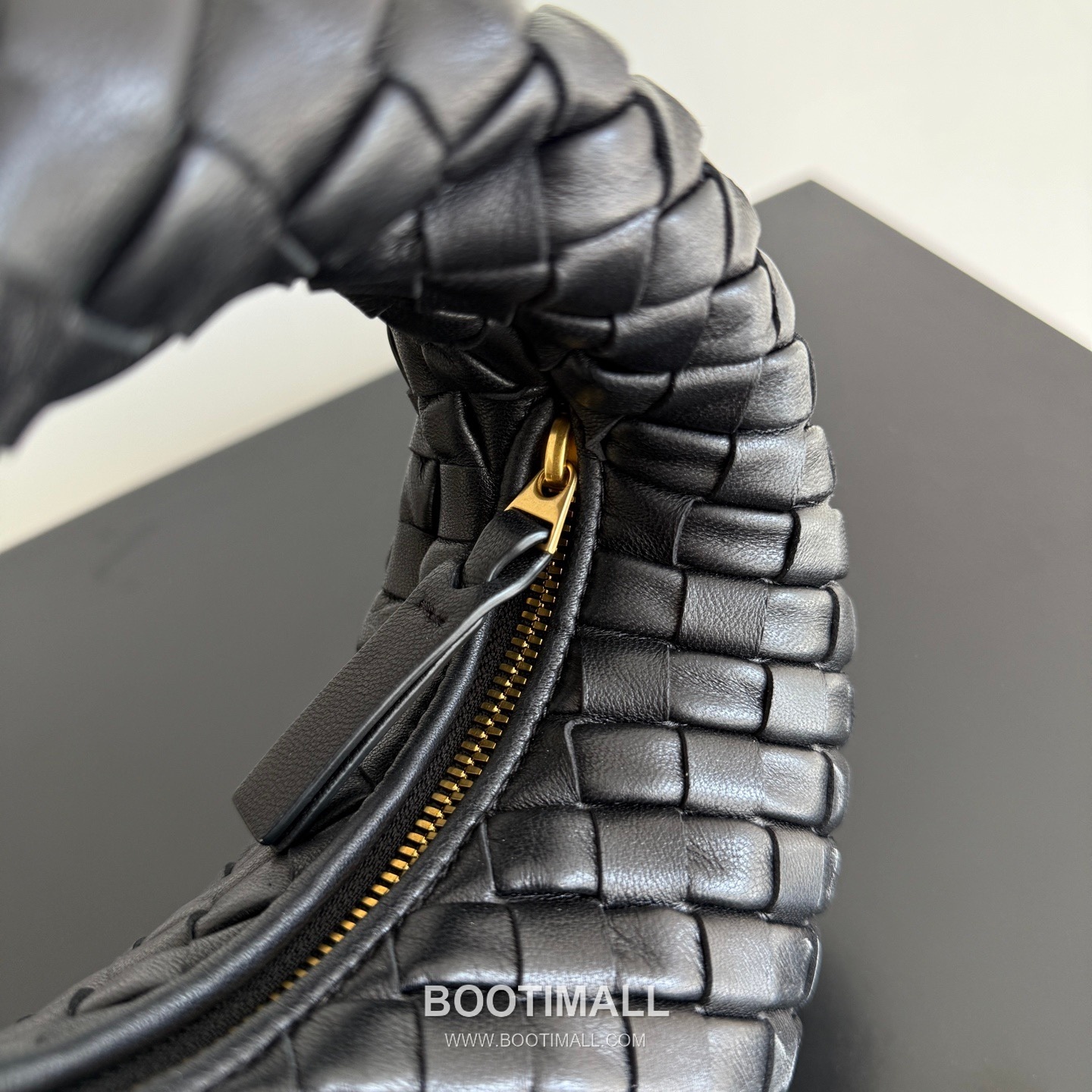 Bottega Veneta Baby Mini Nappa Supple Lambskin Leather Black Shoulder Bag 보테가베네타 베이비 미니 나파 서플 램스킨 레더 블랙 숄더백 20108019 26cm 15