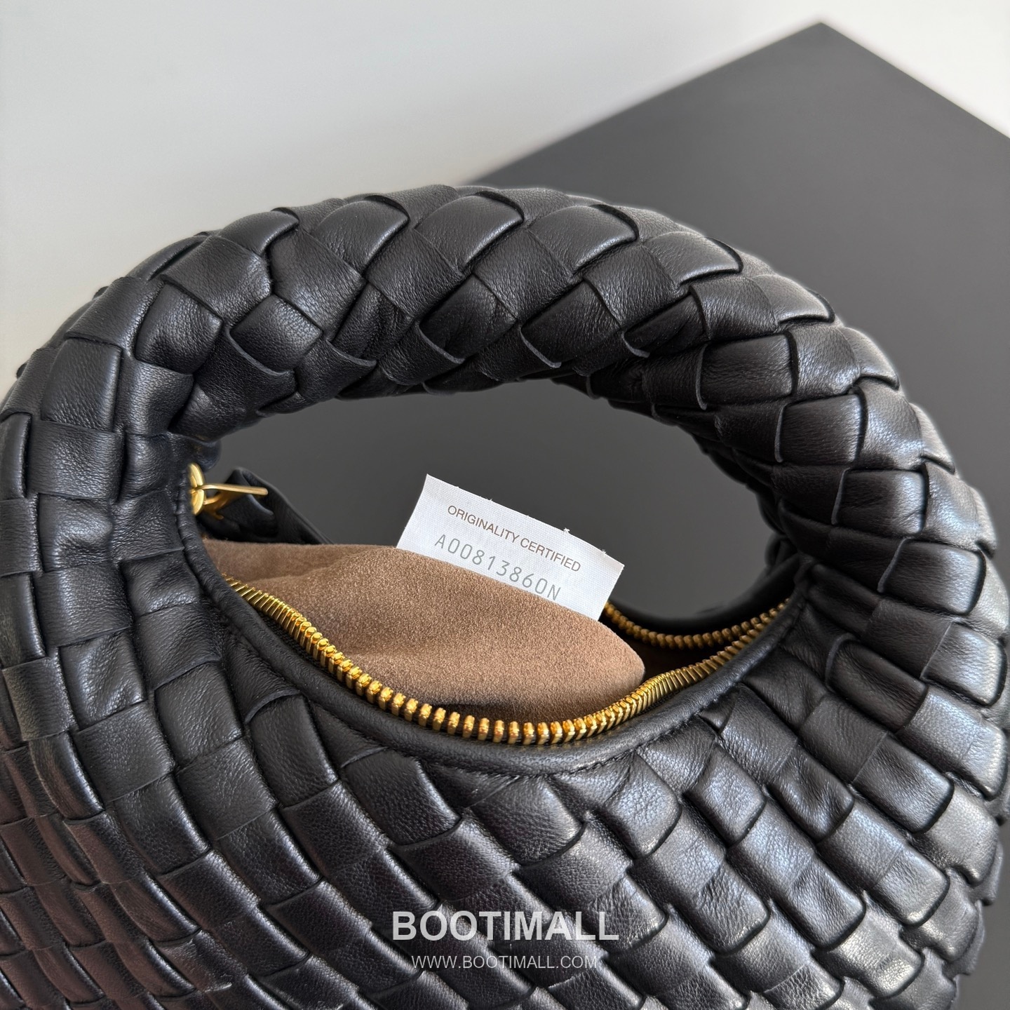 Bottega Veneta Baby Mini Nappa Supple Lambskin Leather Black Shoulder Bag 보테가베네타 베이비 미니 나파 서플 램스킨 레더 블랙 숄더백 20108019 26cm 16