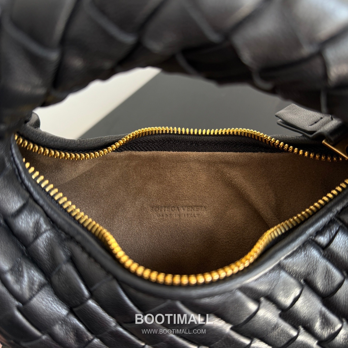 Bottega Veneta Baby Mini Nappa Supple Lambskin Leather Black Shoulder Bag 보테가베네타 베이비 미니 나파 서플 램스킨 레더 블랙 숄더백 20108019 26cm 17
