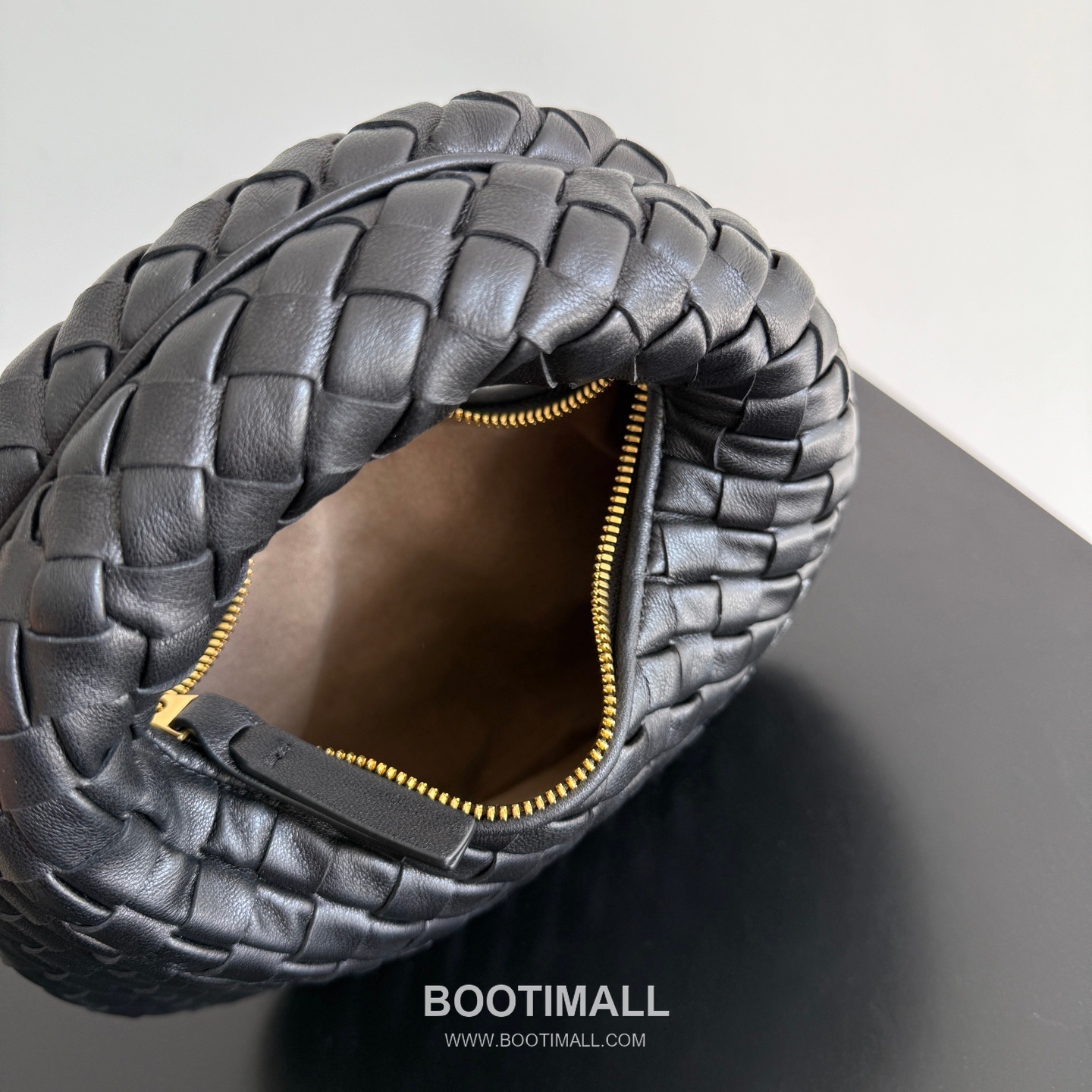 Bottega Veneta Baby Mini Nappa Supple Lambskin Leather Black Shoulder Bag 보테가베네타 베이비 미니 나파 서플 램스킨 레더 블랙 숄더백 20108019 26cm 18