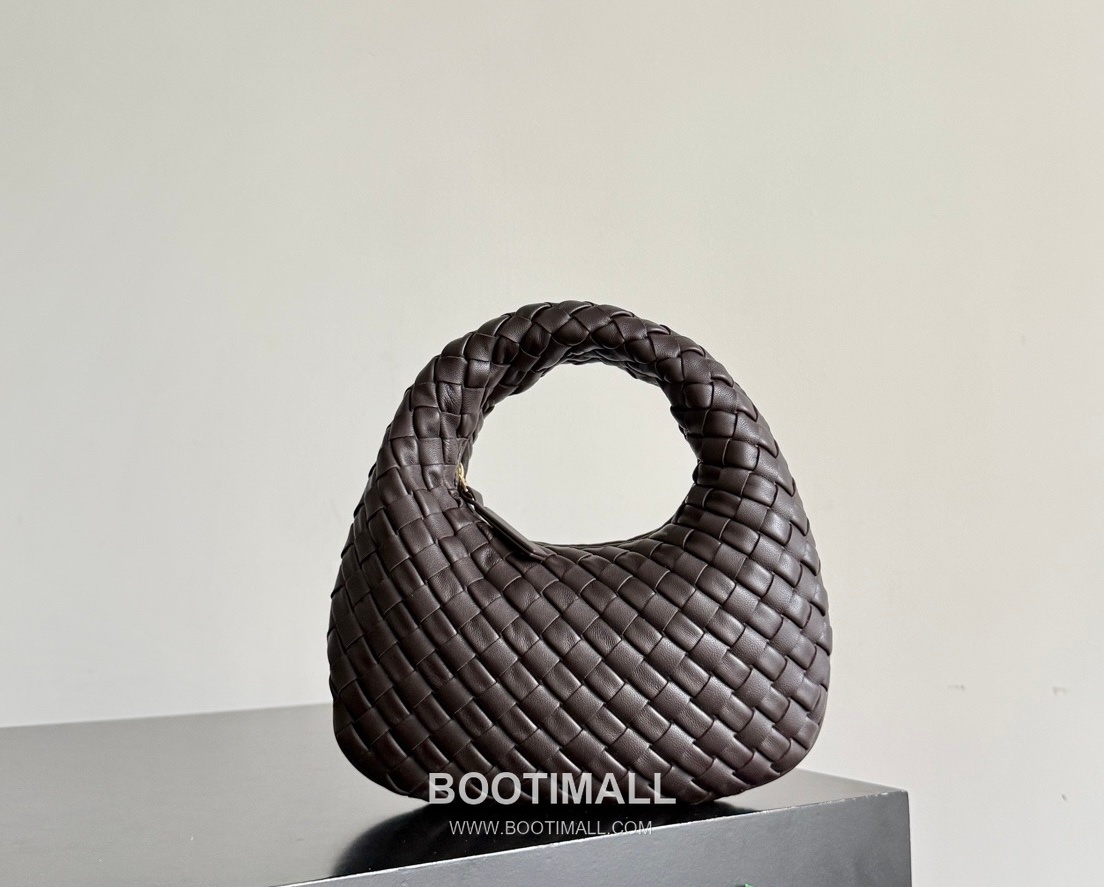 Bottega Veneta Baby Mini Nappa Supple Lambskin Leather Black Shoulder Bag 보테가베네타 베이비 미니 나파 서플 램스킨 레더 블랙 숄더백 20108019 26cm 19