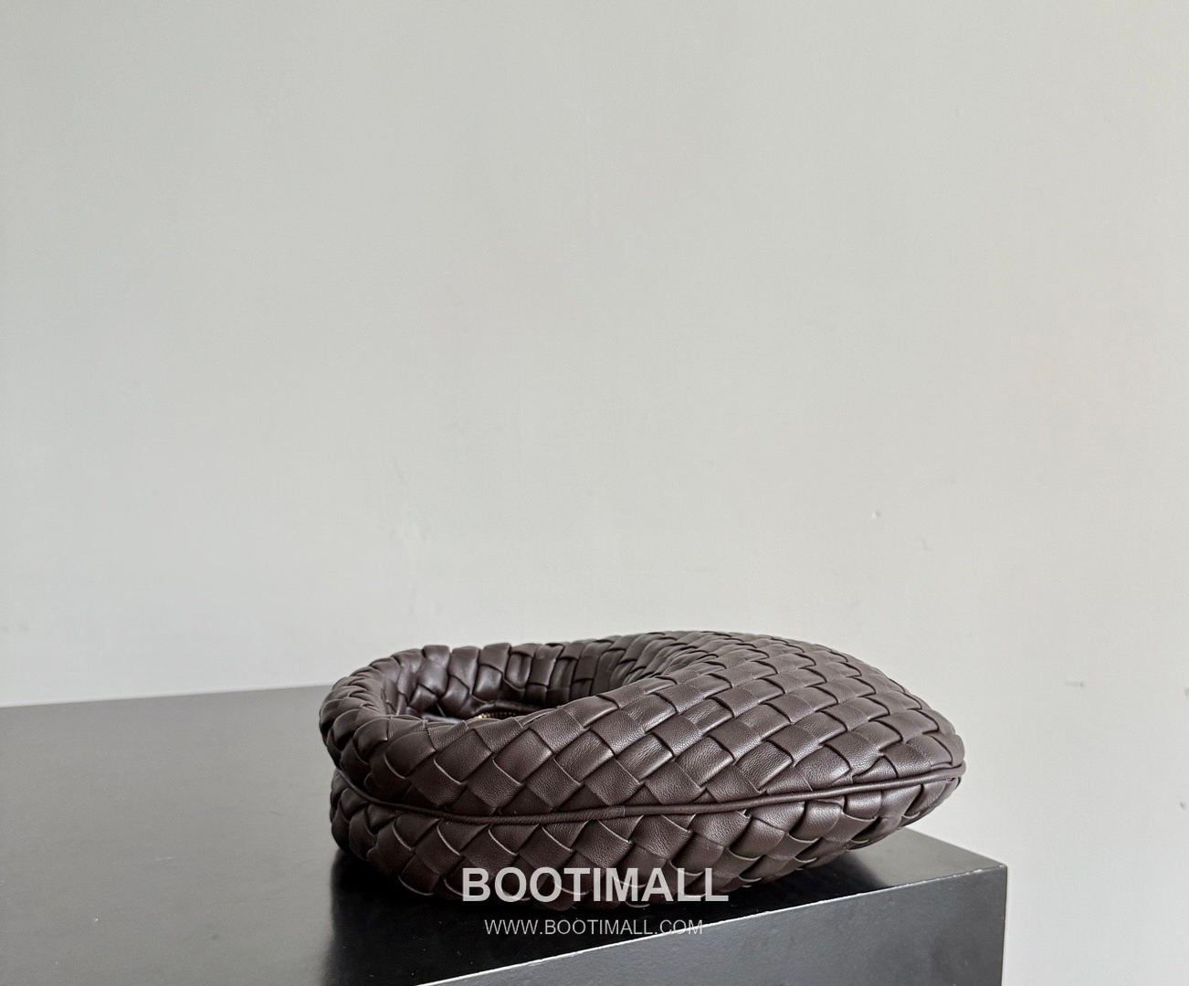 Bottega Veneta Baby Mini Nappa Supple Lambskin Leather Black Shoulder Bag 보테가베네타 베이비 미니 나파 서플 램스킨 레더 블랙 숄더백 20108019 26cm 20