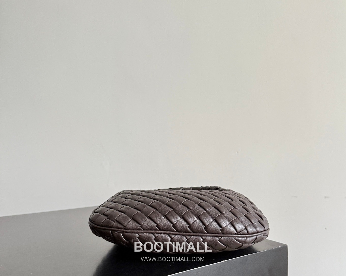 Bottega Veneta Baby Mini Nappa Supple Lambskin Leather Black Shoulder Bag 보테가베네타 베이비 미니 나파 서플 램스킨 레더 블랙 숄더백 20108019 26cm 21