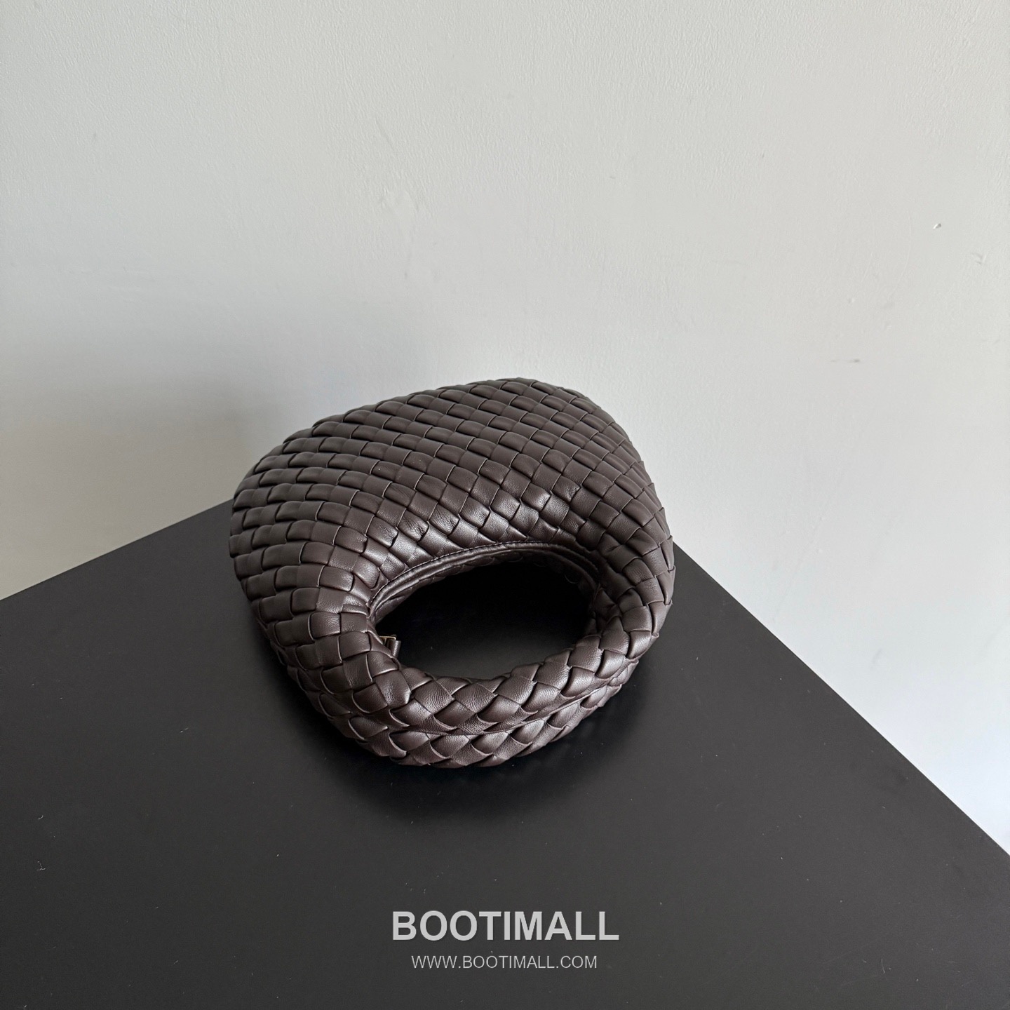 Bottega Veneta Baby Mini Nappa Supple Lambskin Leather Black Shoulder Bag 보테가베네타 베이비 미니 나파 서플 램스킨 레더 블랙 숄더백 20108019 26cm 22