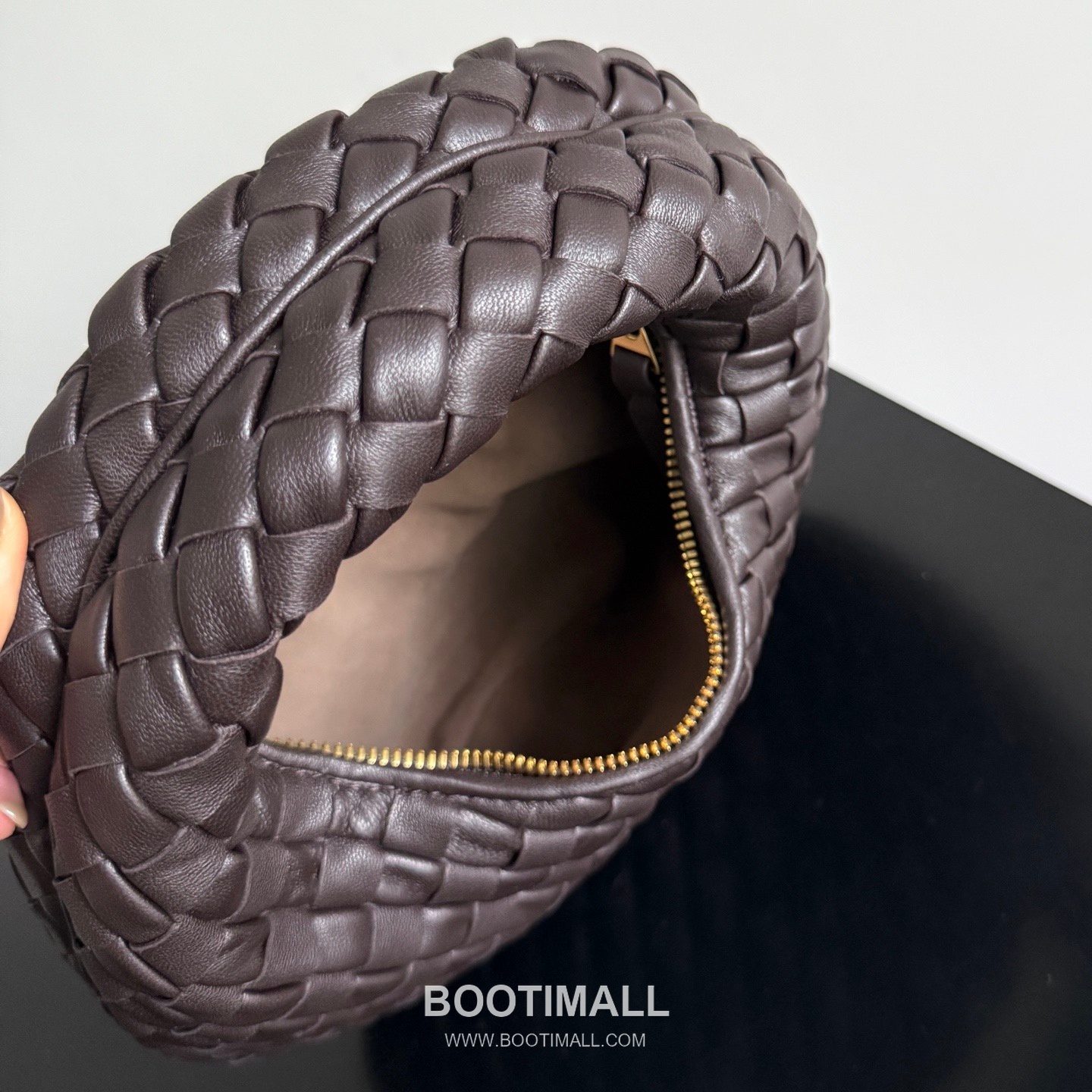 Bottega Veneta Baby Mini Nappa Supple Lambskin Leather Black Shoulder Bag 보테가베네타 베이비 미니 나파 서플 램스킨 레더 블랙 숄더백 20108019 26cm 27