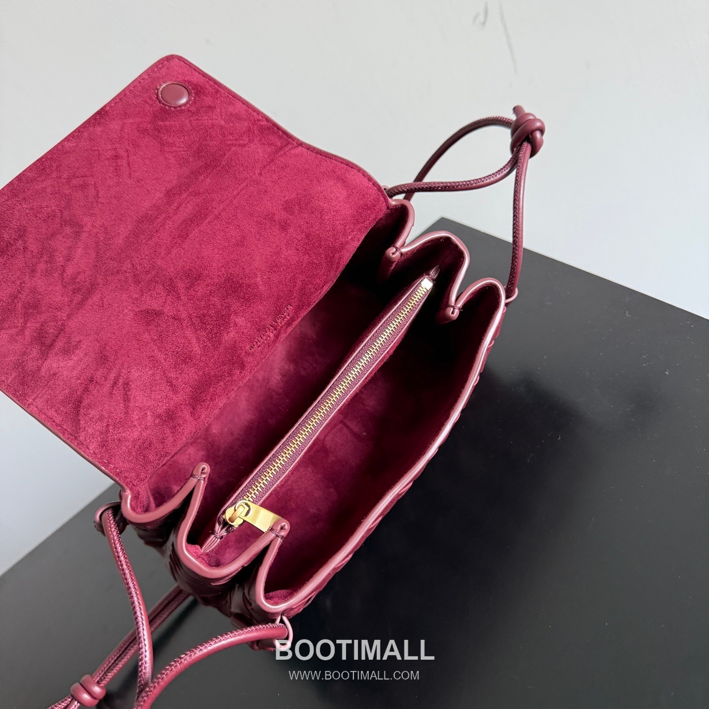 Bottega Veneta Notturno Lambskin Leather Black Multi Compartment Shoulder Bag 보테가베네타 노투르노 램스킨 레더 블랙 멀티 컴파트먼트 숄더백 20128019 21cm 9