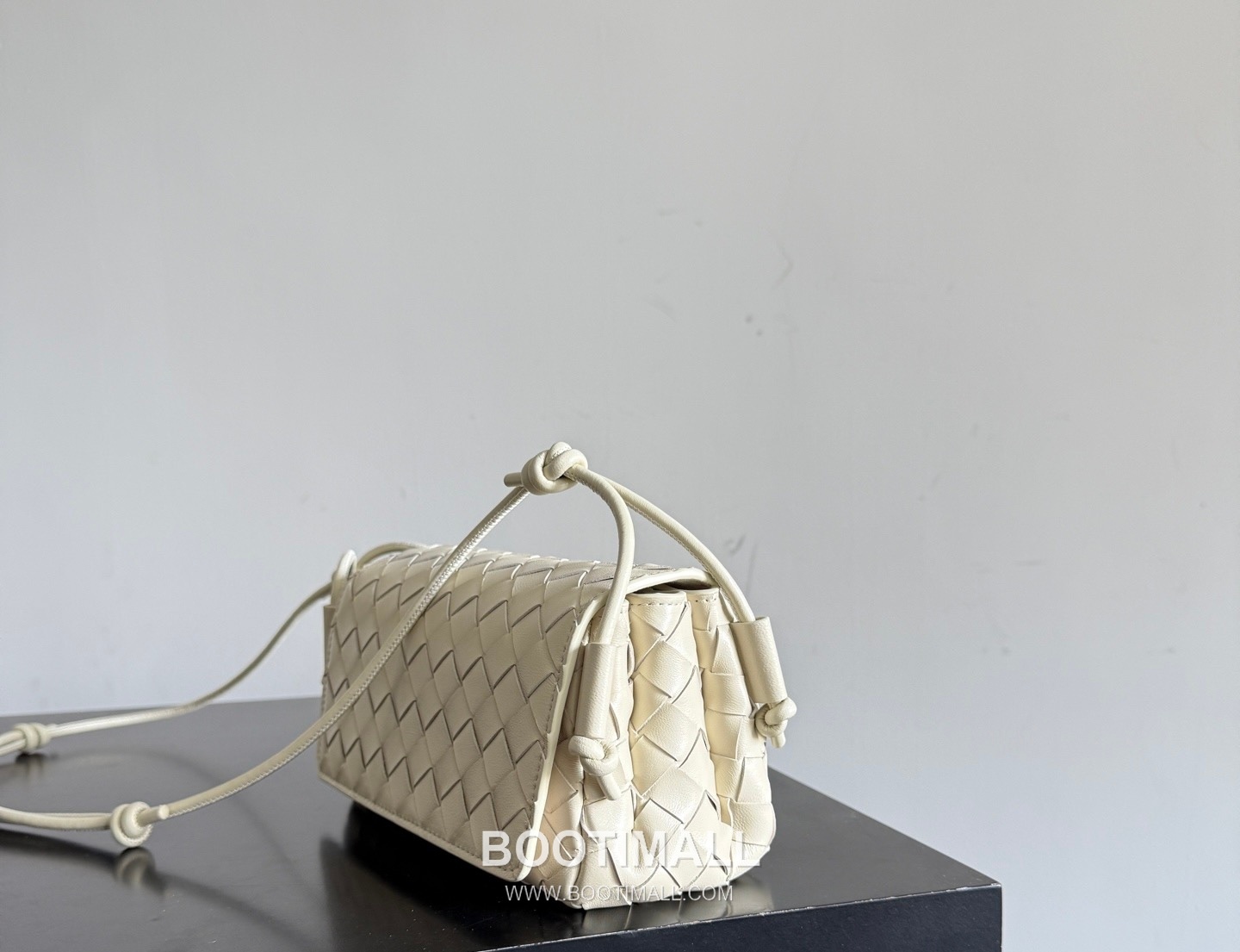 Bottega Veneta Notturno Lambskin Leather Black Multi Compartment Shoulder Bag 보테가베네타 노투르노 램스킨 레더 블랙 멀티 컴파트먼트 숄더백 20128019 21cm 2