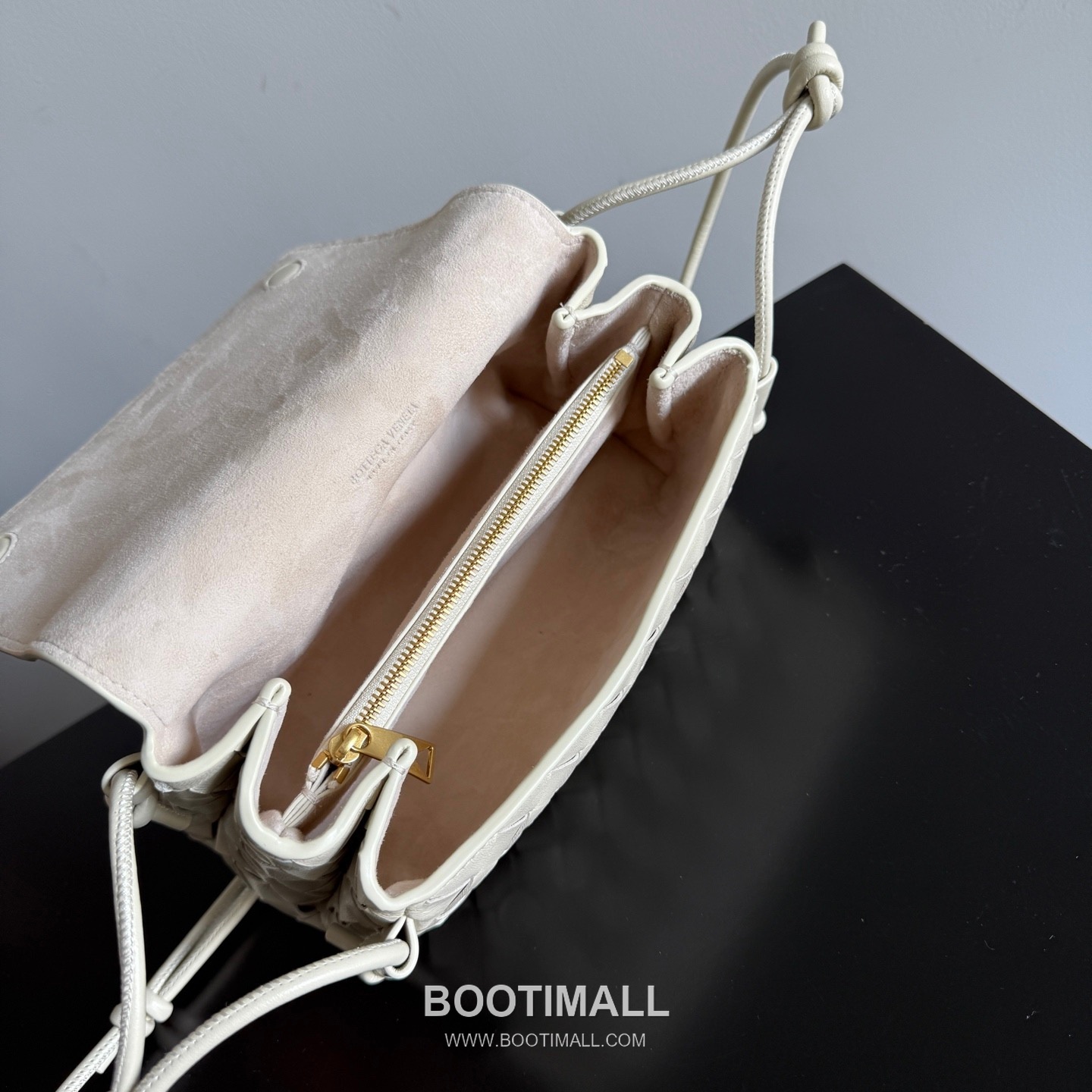 Bottega Veneta Notturno Lambskin Leather Black Multi Compartment Shoulder Bag 보테가베네타 노투르노 램스킨 레더 블랙 멀티 컴파트먼트 숄더백 20128019 21cm 9