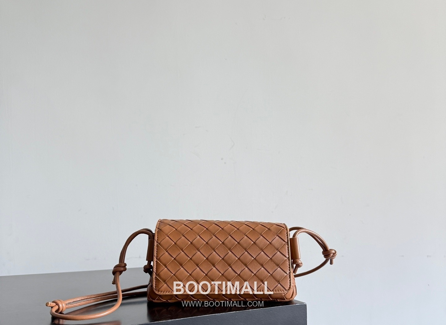 Bottega Veneta Notturno Lambskin Leather Black Multi Compartment Shoulder Bag 보테가베네타 노투르노 램스킨 레더 블랙 멀티 컴파트먼트 숄더백 20128019 21cm 1