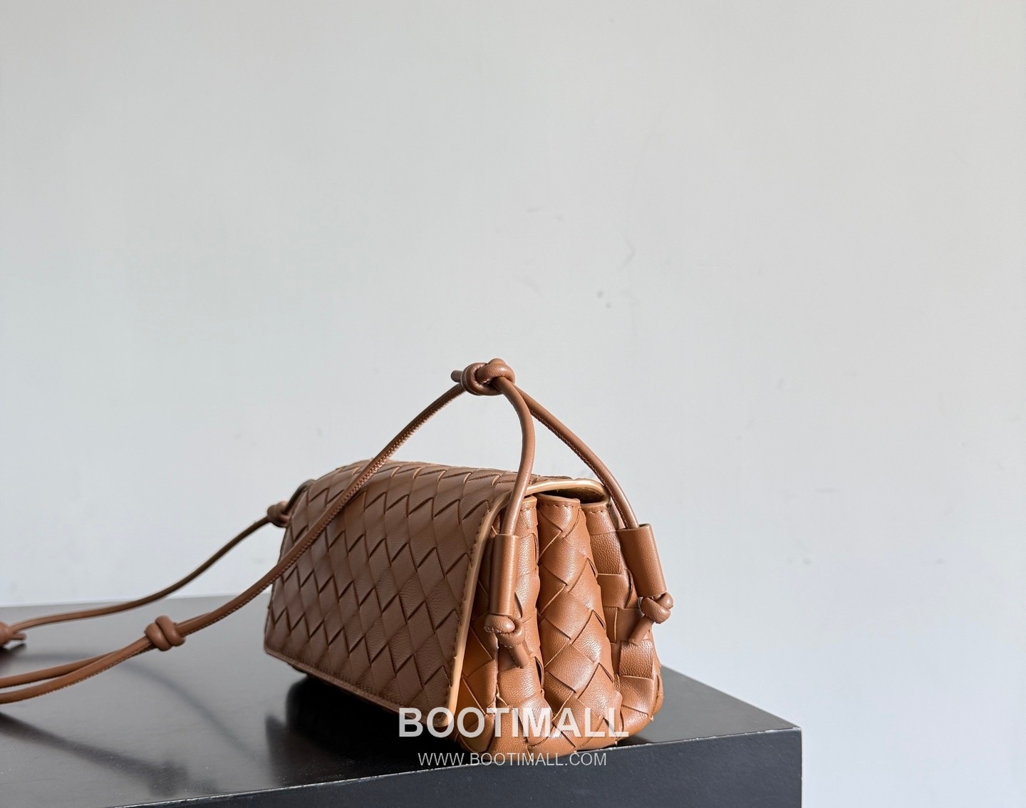 Bottega Veneta Notturno Lambskin Leather Black Multi Compartment Shoulder Bag 보테가베네타 노투르노 램스킨 레더 블랙 멀티 컴파트먼트 숄더백 20128019 21cm 2