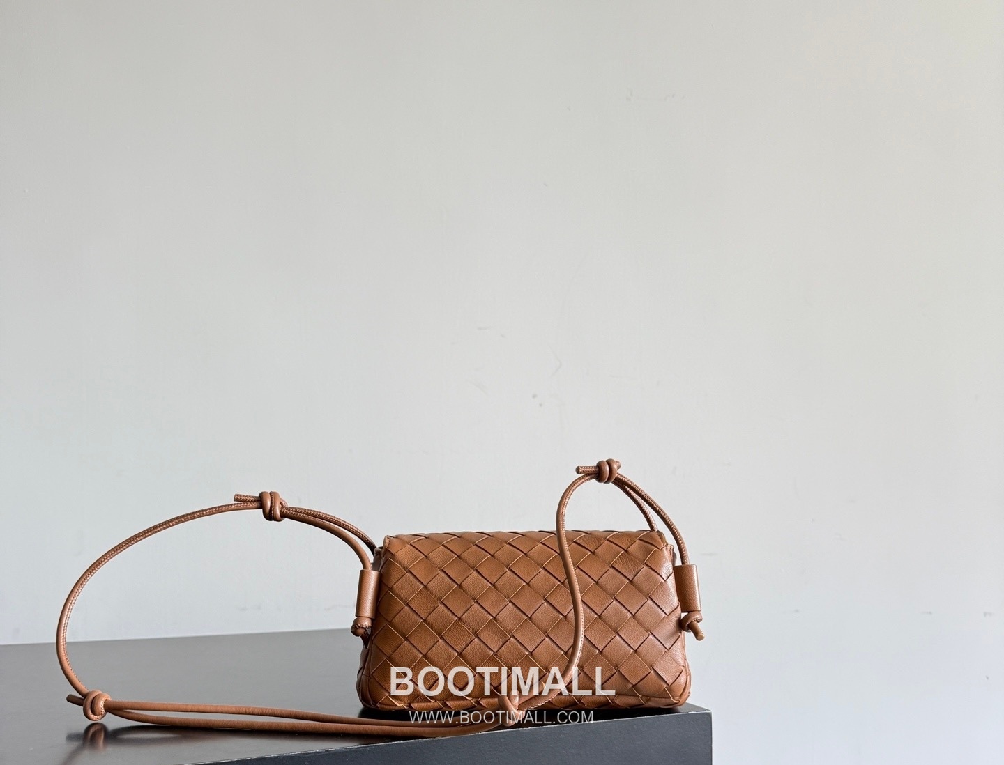 Bottega Veneta Notturno Lambskin Leather Black Multi Compartment Shoulder Bag 보테가베네타 노투르노 램스킨 레더 블랙 멀티 컴파트먼트 숄더백 20128019 21cm 3