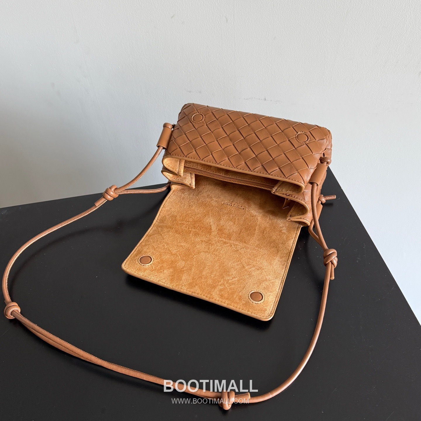 Bottega Veneta Notturno Lambskin Leather Black Multi Compartment Shoulder Bag 보테가베네타 노투르노 램스킨 레더 블랙 멀티 컴파트먼트 숄더백 20128019 21cm 6