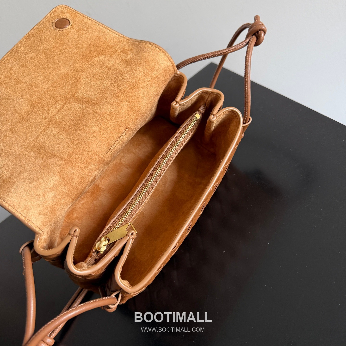 Bottega Veneta Notturno Lambskin Leather Black Multi Compartment Shoulder Bag 보테가베네타 노투르노 램스킨 레더 블랙 멀티 컴파트먼트 숄더백 20128019 21cm 9